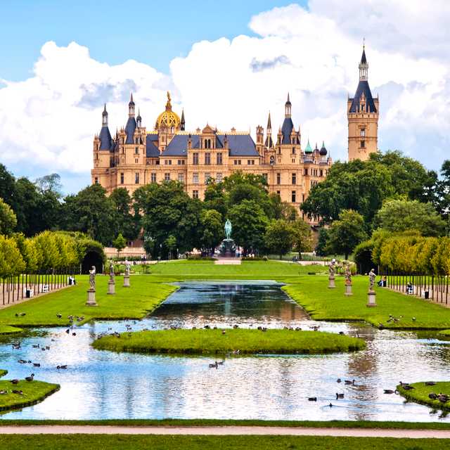Hamburg to Schwerin and Ludwigslust: Private day trip