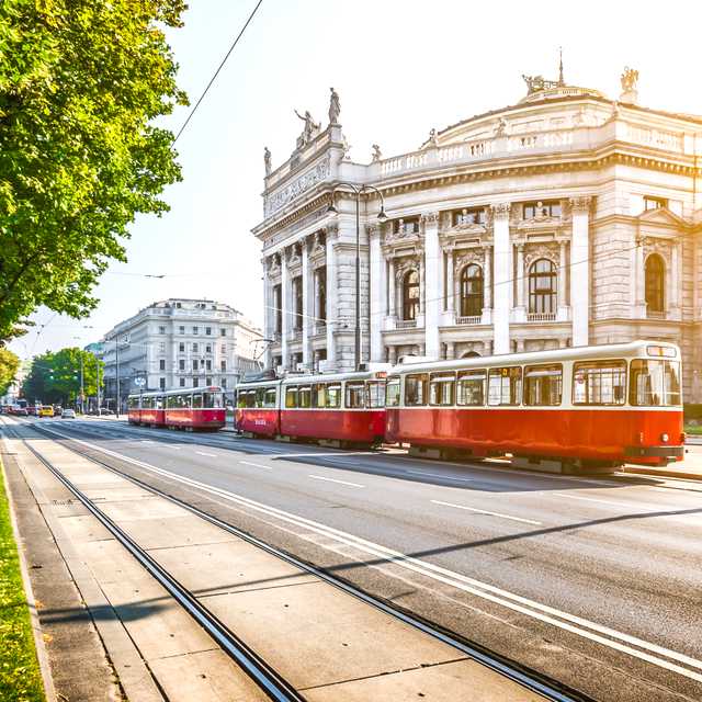 Bratislava to Vienna and Budapest: Private day trip