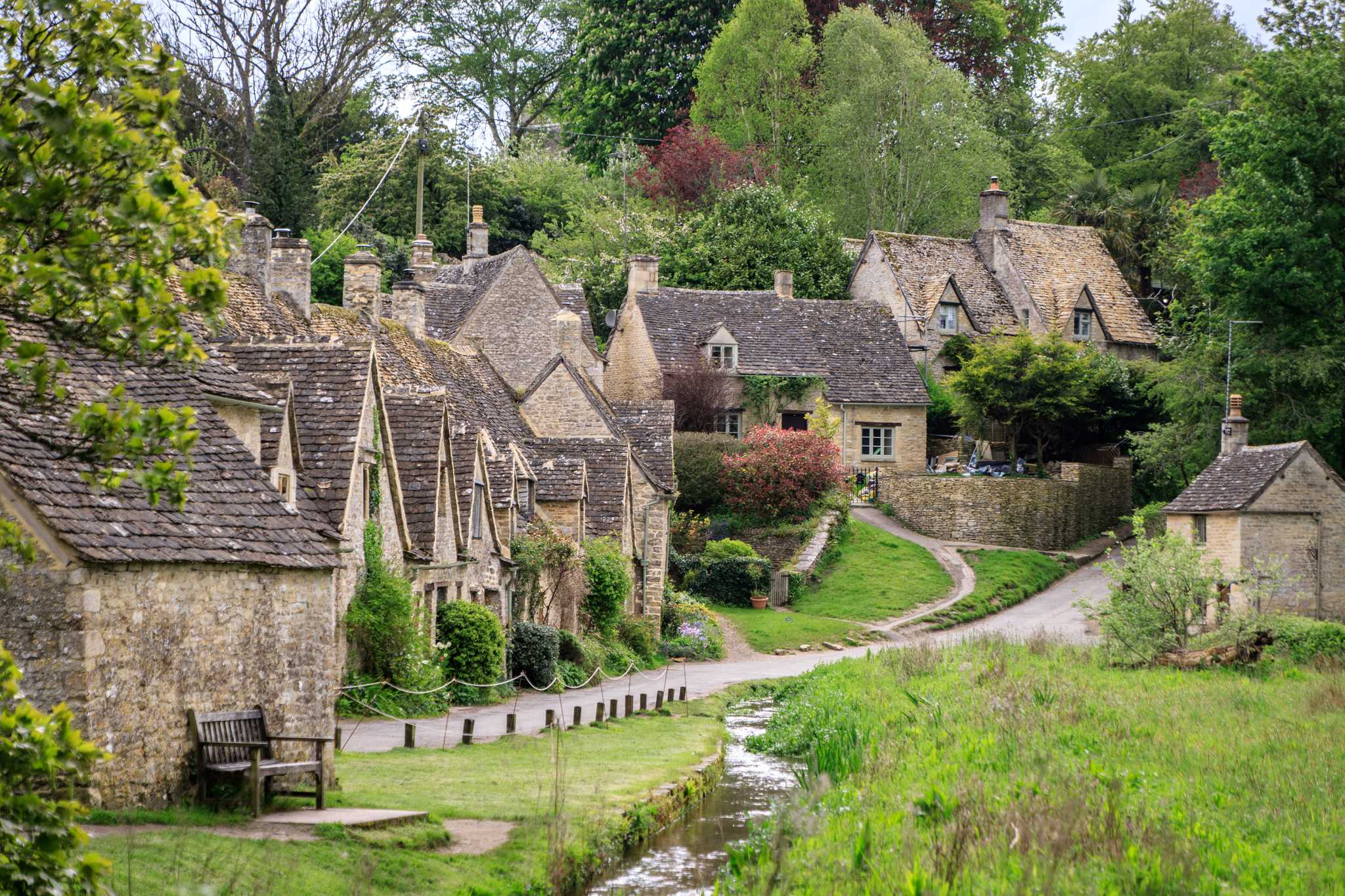 Servicios de traslado en coche privado en Bibury - vista panorámica de Bibury en Reino Unido
