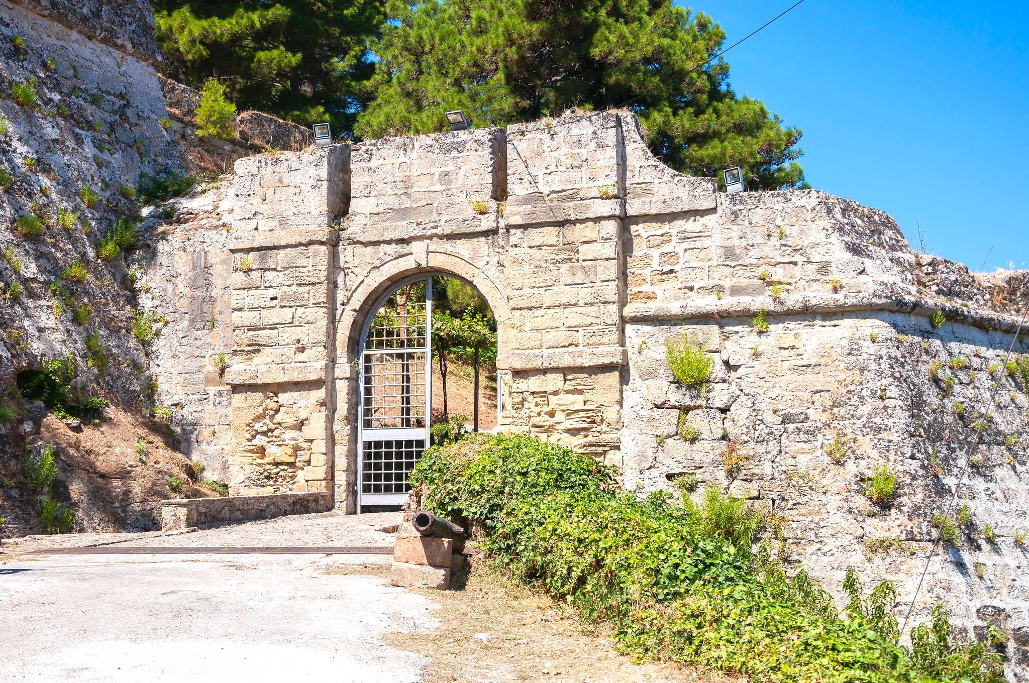 Zakinthos City to Bochali Venetian Castle and Keri: Day trip