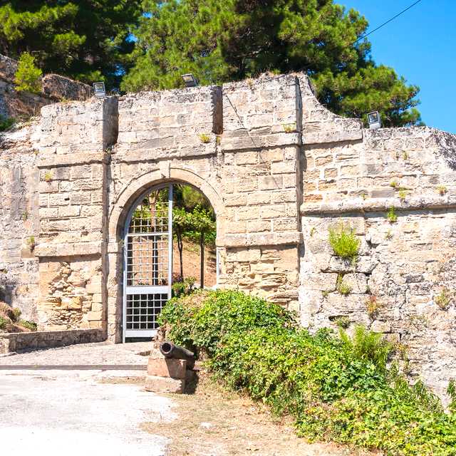 Zakinthos City to Bochali Venetian Castle and Keri: Day trip