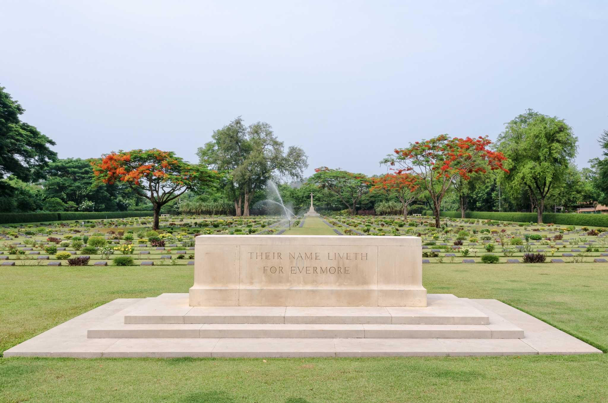Bangkok 에서 출발하는 개인적인 하루 여행 중 Chong Kai Allied War Cemetery 일정 정지