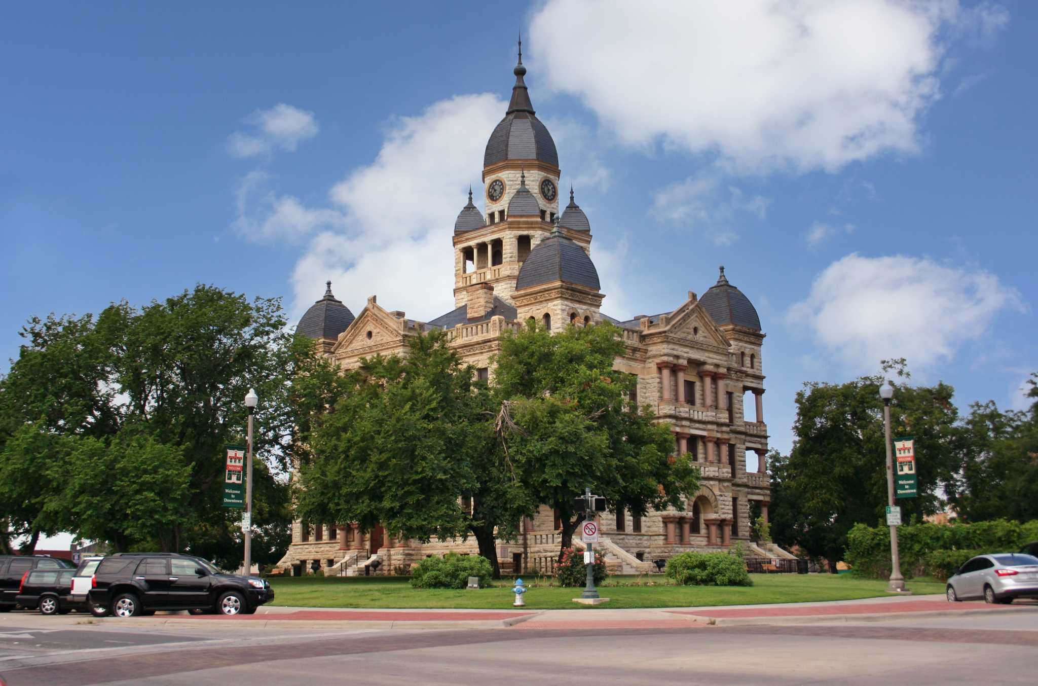 在 从 lubbock-tx-us 到 dallas-fort-worth-international-airport-us 的途中，参观 Denton County Courthouse-on-the-Square Museum ，通过 Daytrip