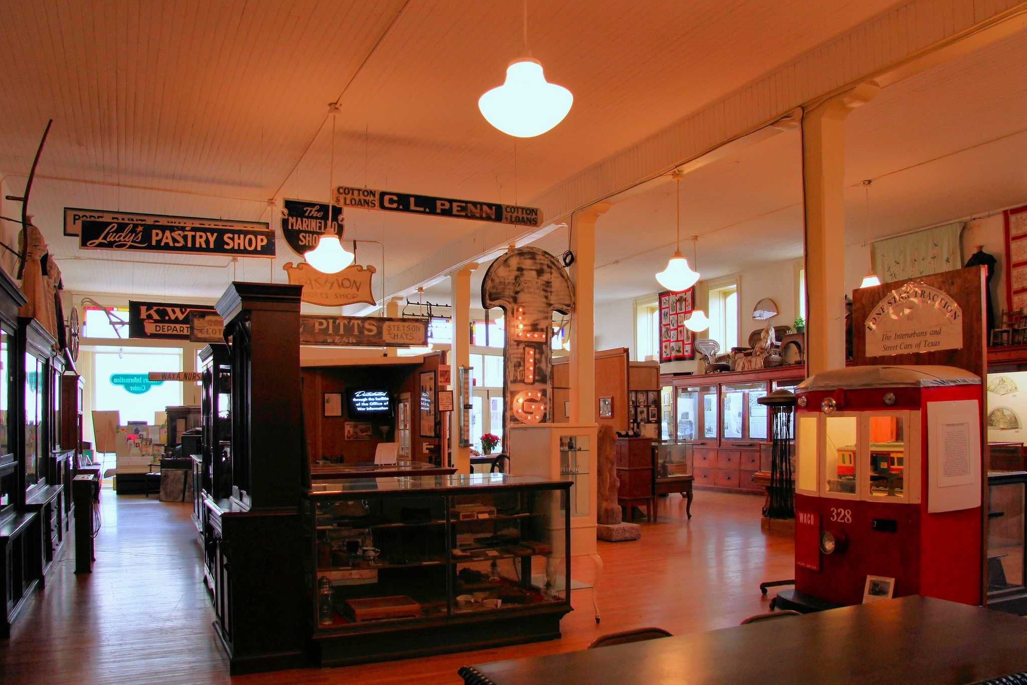 Visitar Ellis County Museum en el camino de dallas-tx-us a odessa-tx-us con Daytrip