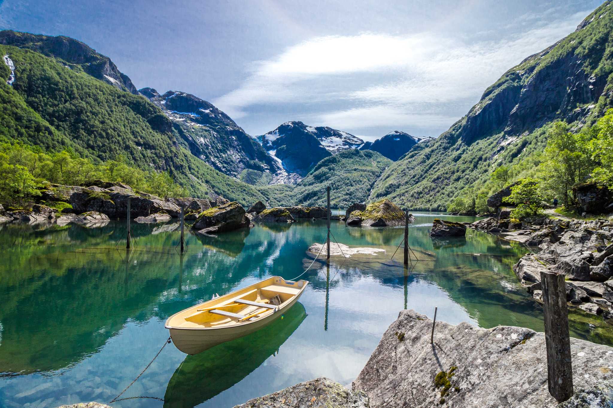 An der malerischen Südküste des Hardangerfjords in der Grafschaft Hordaland liegt dieses faszinierende Reiseziel, das für seine beeindruckenden Gletscher bekannt ist und sich zu einem geschätzten Juwel in Norwegens Landschaft entwickelt hat.