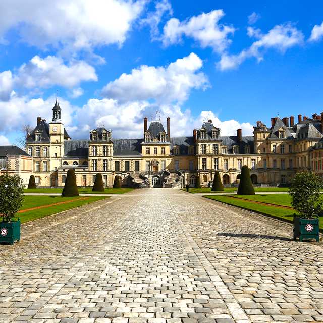 Conflans-Sainte-Honorine to Fontainebleau Palace: Day trip