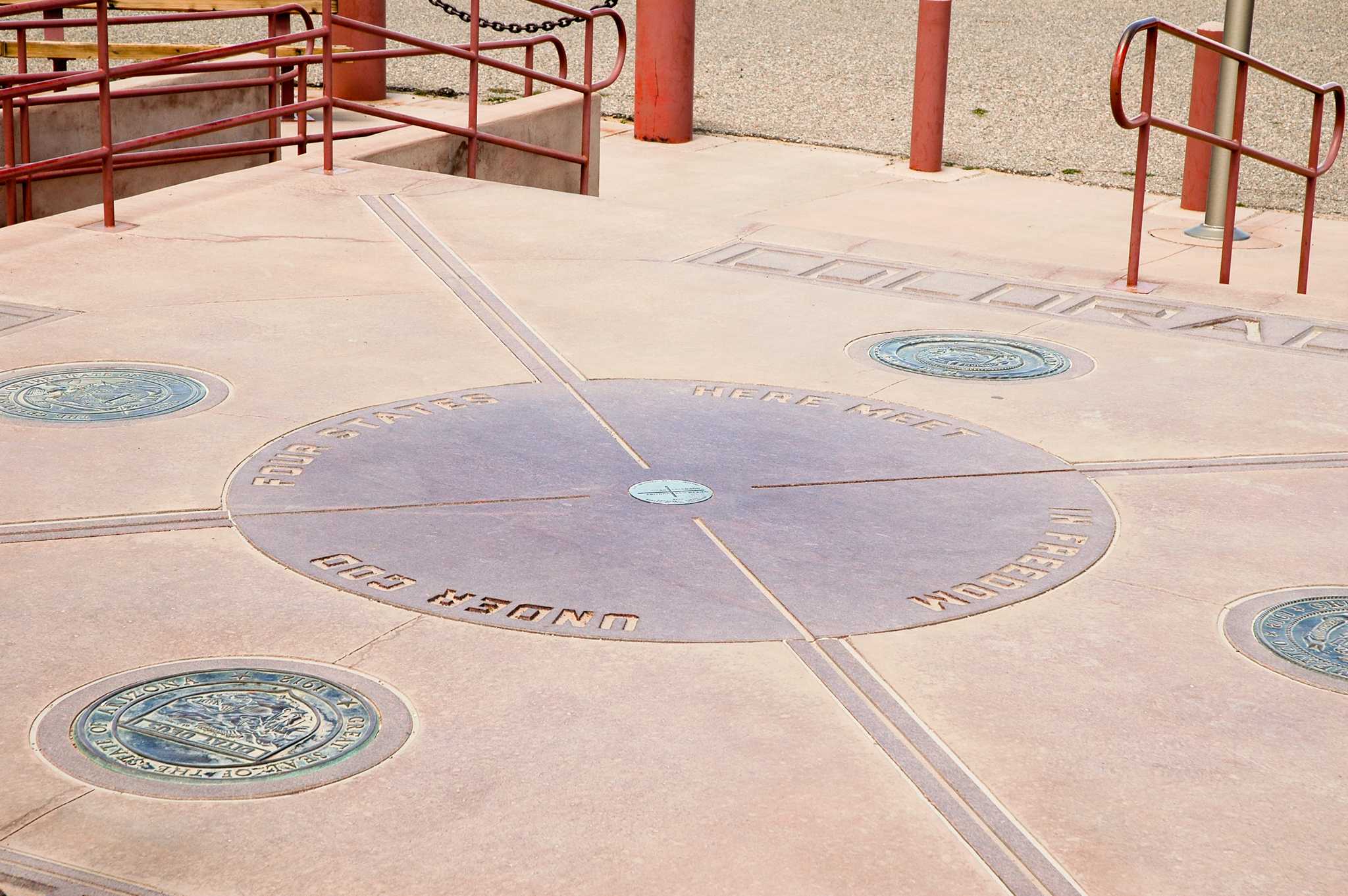 Este emblemático hito está situado en medio de los impresionantes paisajes desérticos del suroeste estadounidense.