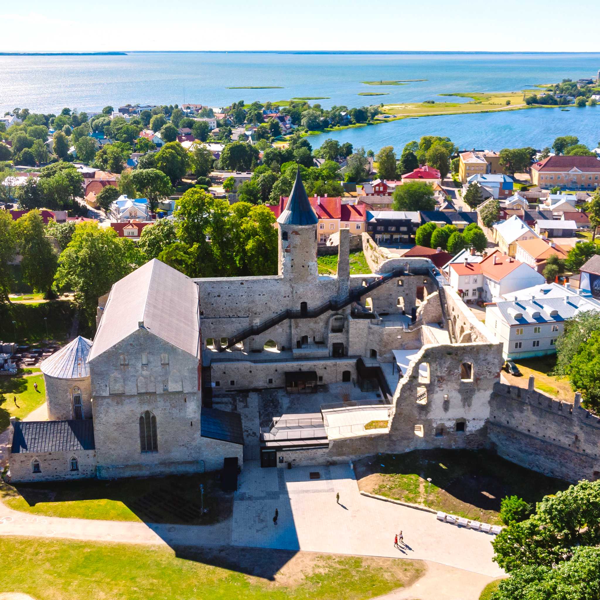 Private car transfers in Estonia from Haapsalu