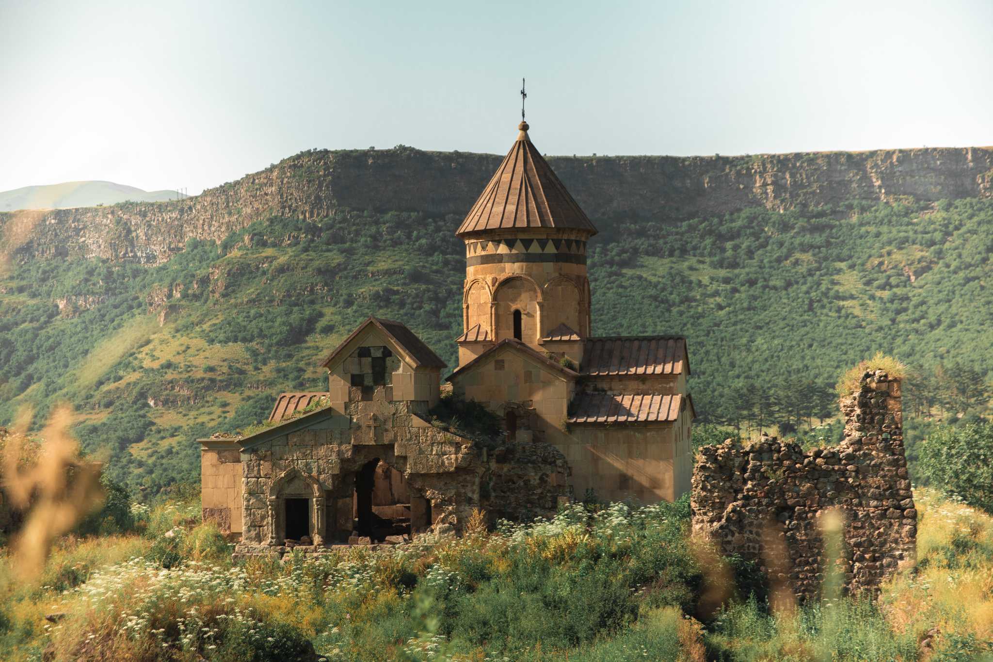 在 从 tbilisi-international-airport-ge 到 vanadzor-am 的途中，参观 Hnevank Monastery ，通过 Daytrip