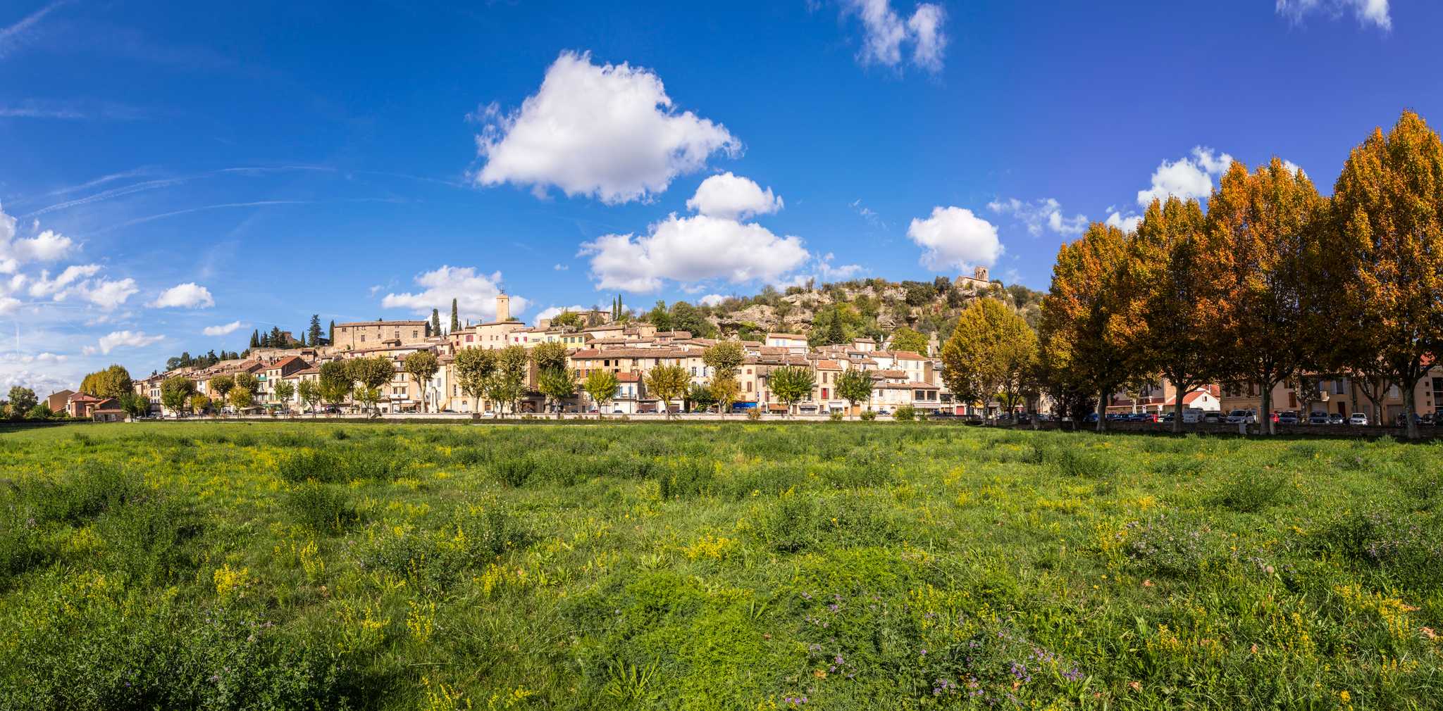 Servicios de traslado en coche privado en Jouques - vista panorámica de Jouques en Francia