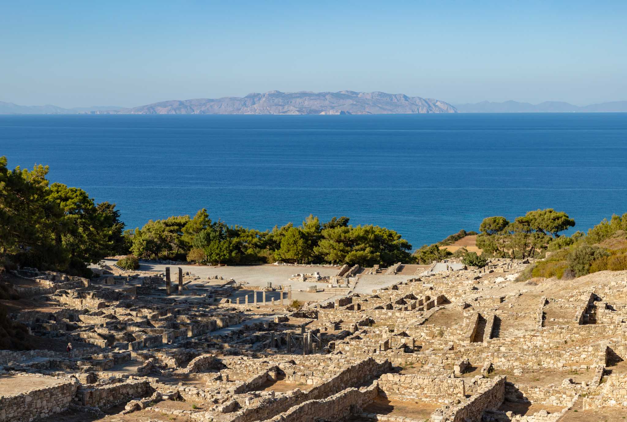 Rhodes City ์์ ์ถ๋ฐํ๋ ๊ฐ์ธ์ ์ธ ํ๋ฃจ ์ฌํ ์ค Archaeological Site of Kamiros ์ผ์ ์ ์ง