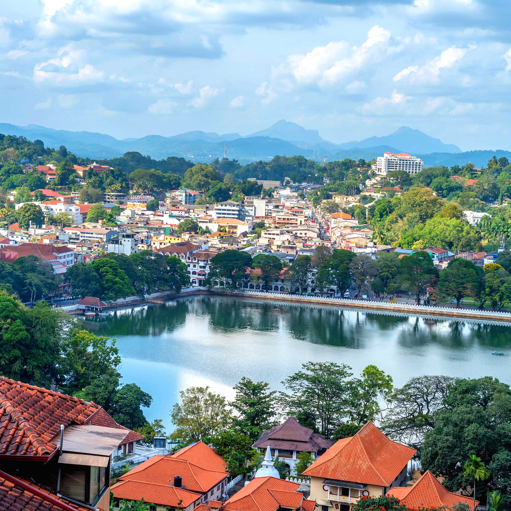 Private car transfers in Sri Lanka from Kandy