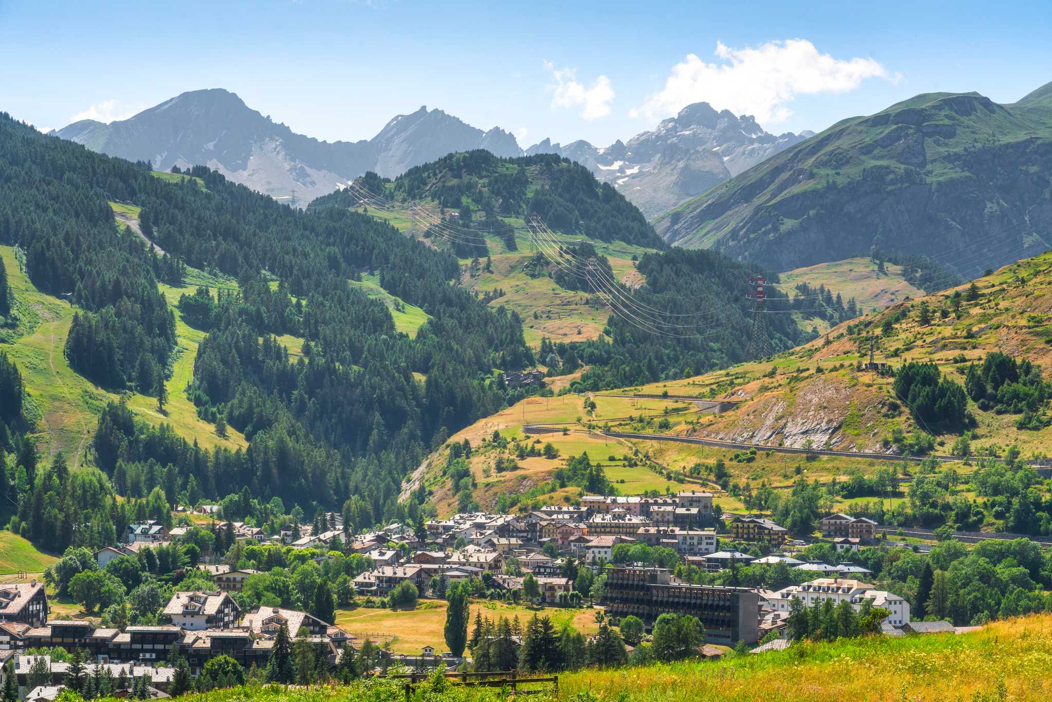 Servicios de traslado en coche privado en La Thuile - vista panorámica de La Thuile en Italia