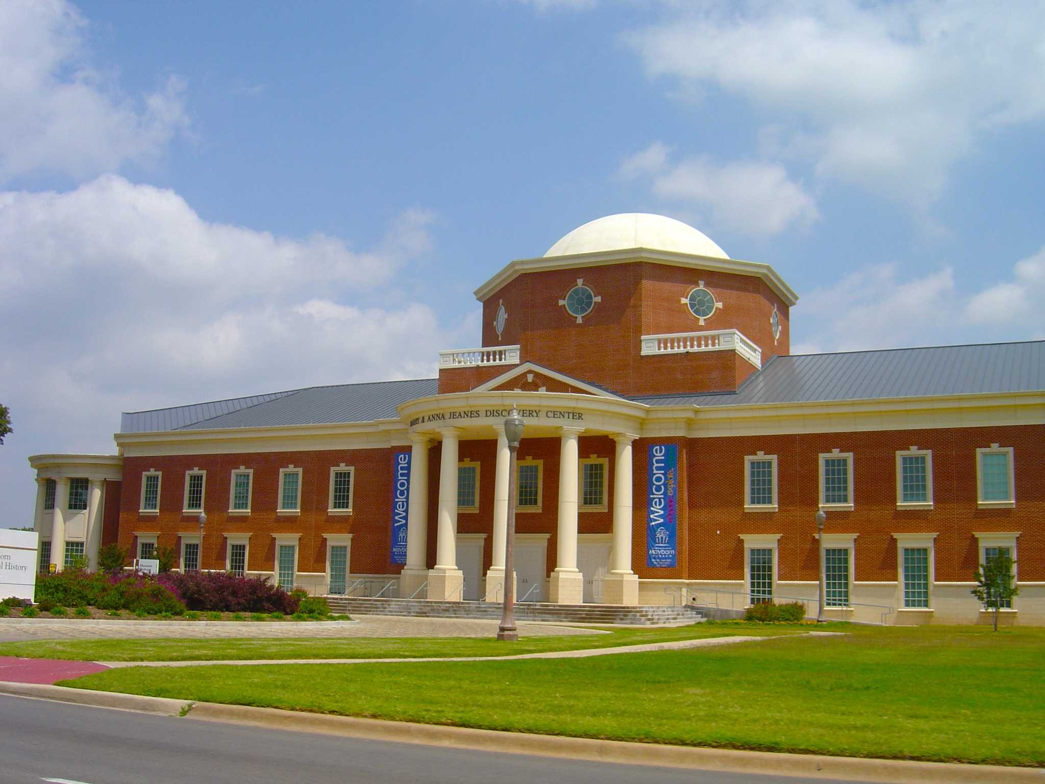 在 从 san-antonio-texas-us 到 dallas-tx-us 的途中，参观 Mayborn Museum Complex ，通过 Daytrip