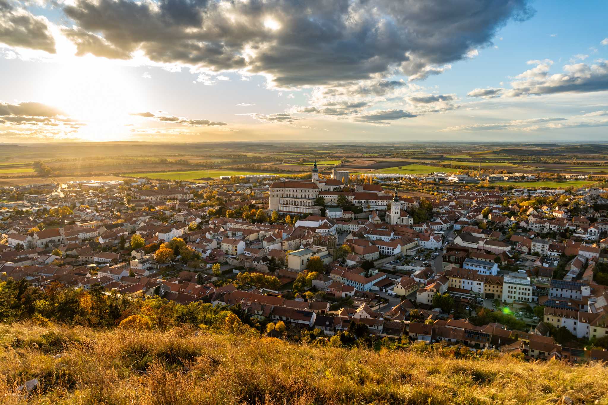 Olomouc ์์ ์ถ๋ฐํ๋ ๊ฐ์ธ์ ์ธ ํ๋ฃจ ์ฌํ ์ค Mikulov ์ผ์ ์ ์ง