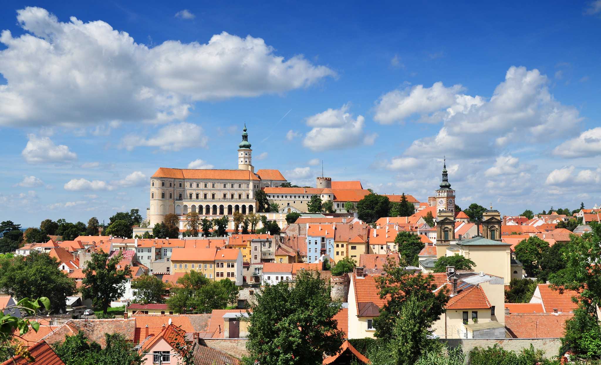 Olomouc ์์ ์ถ๋ฐํ๋ ๊ฐ์ธ์ ์ธ ํ๋ฃจ ์ฌํ ์ค Mikulov ์ผ์ ์ ์ง