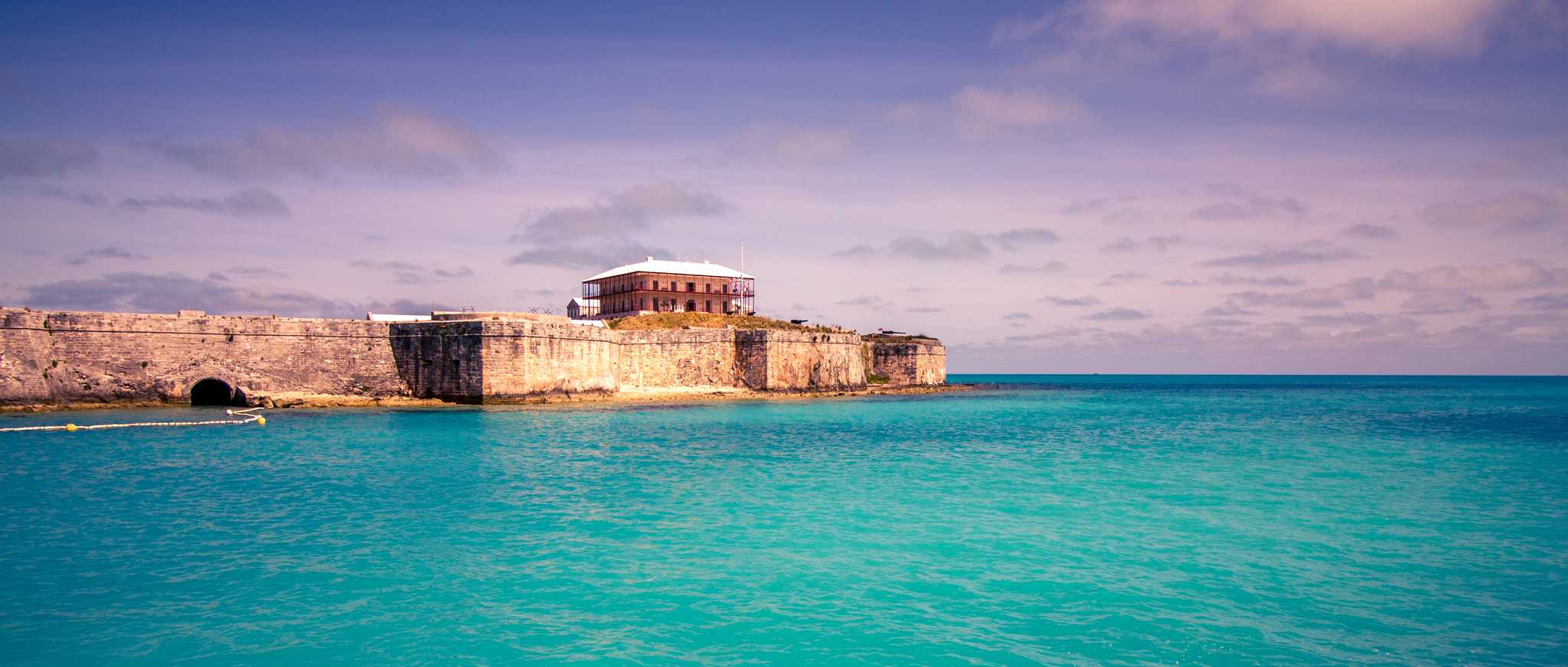 Visitez National Museum of Bermuda sur le chemin de dockyard-wharf-bm à hamilton-bermuda-bm avec Daytrip