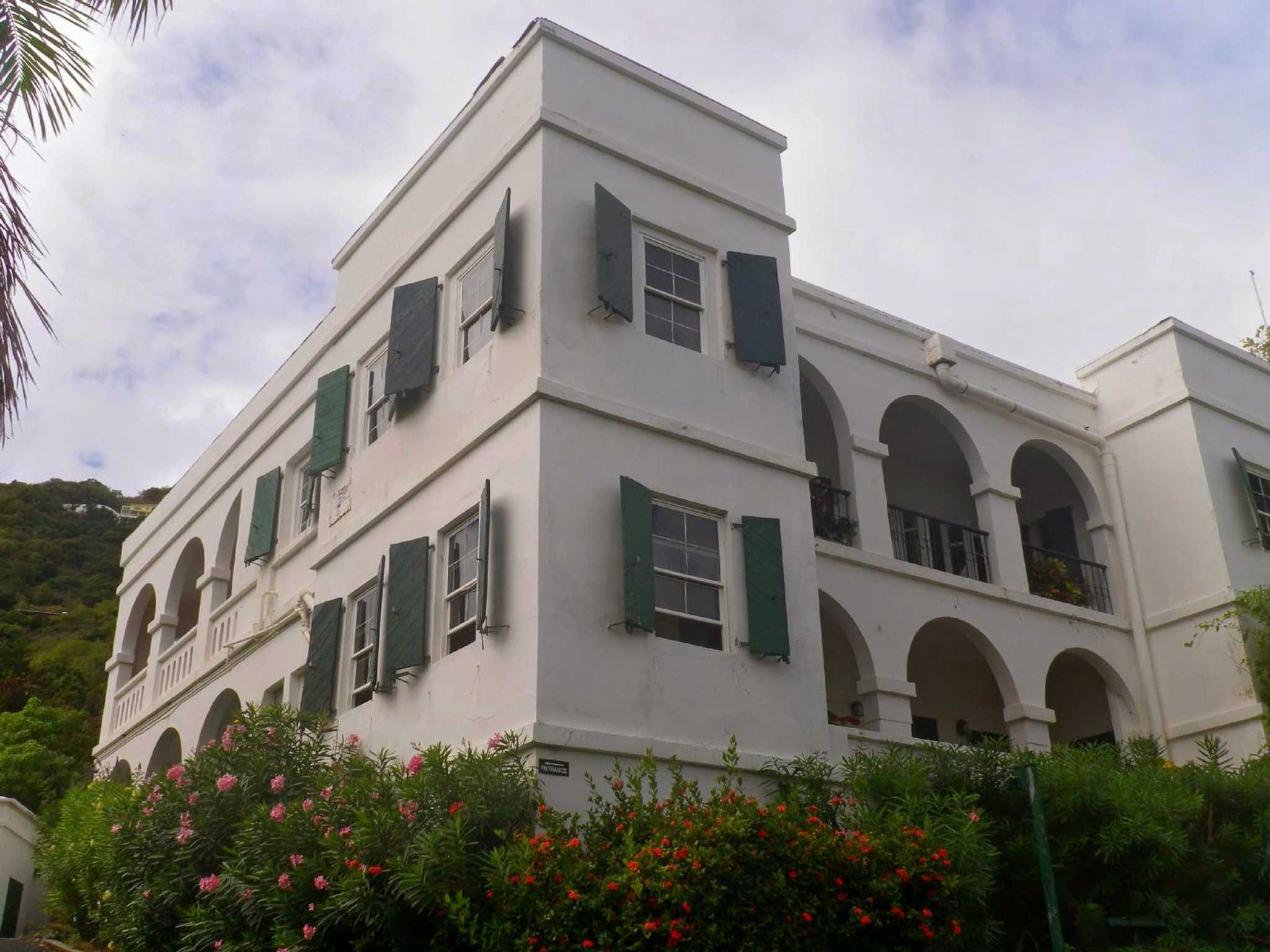 Visitar Old Government House Museum en el camino de road-town-vg a cane-garden-bay-tortola-vg con Daytrip