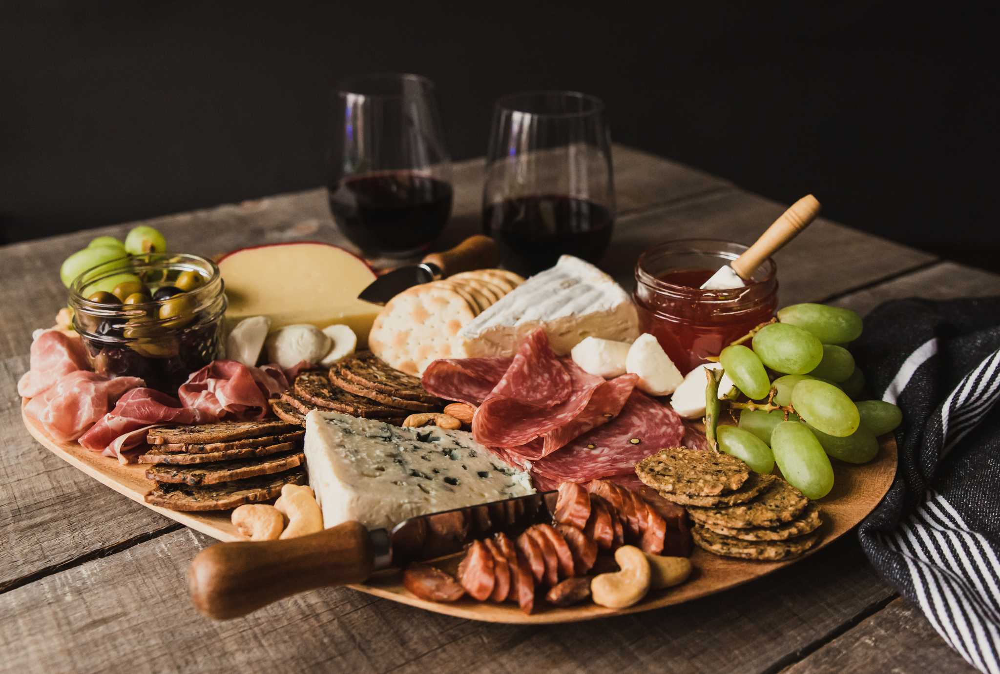 Rhodes City ์์ ์ถ๋ฐํ๋ ๊ฐ์ธ์ ์ธ ํ๋ฃจ ์ฌํ ์ค Piperis Winery ์ผ์ ์ ์ง