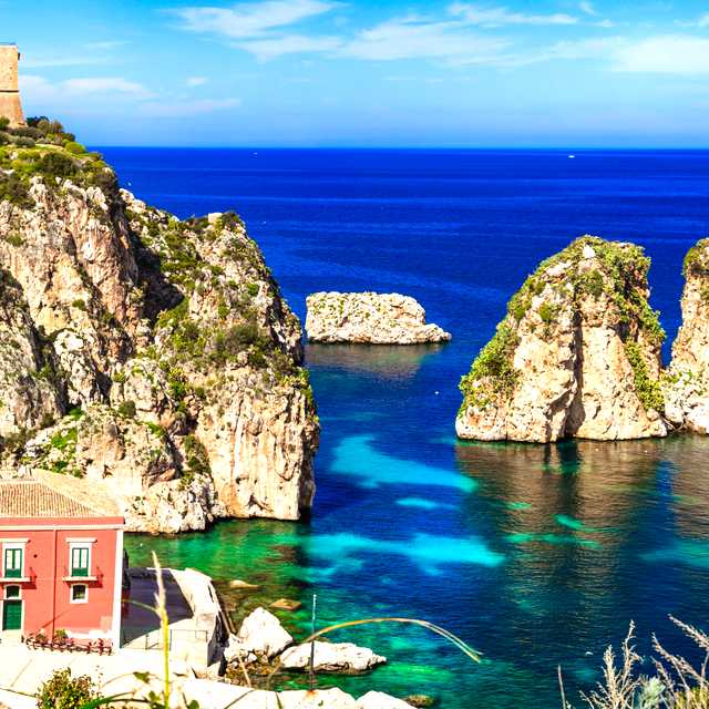 Maßgeschneiderte Fahrten für Get away from the crowds at these hidden treasures - Private Transfers von Daytrip