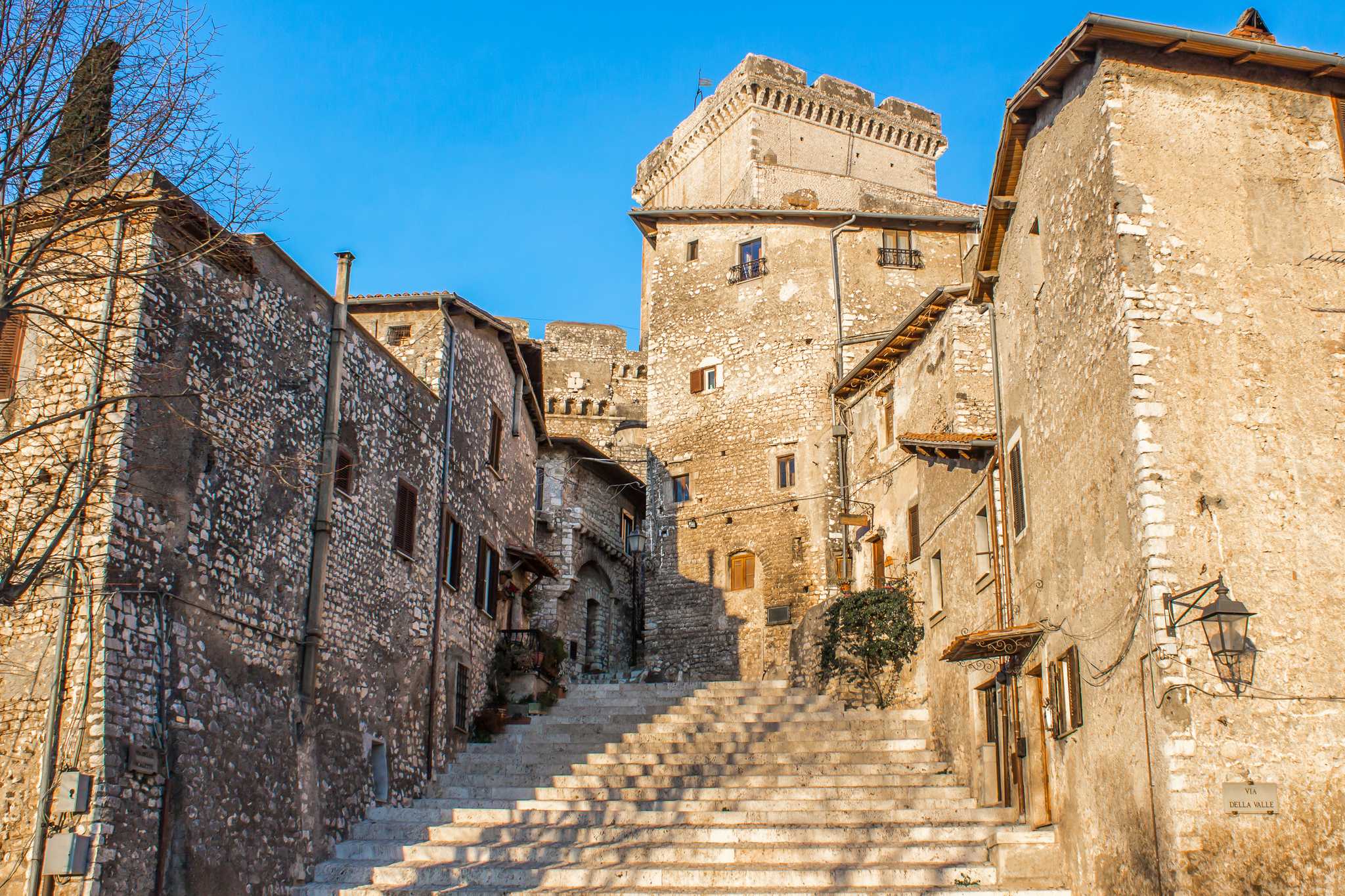 Privata biltransfertjänster i Sermoneta - naturskön vy över Sermoneta i Italien