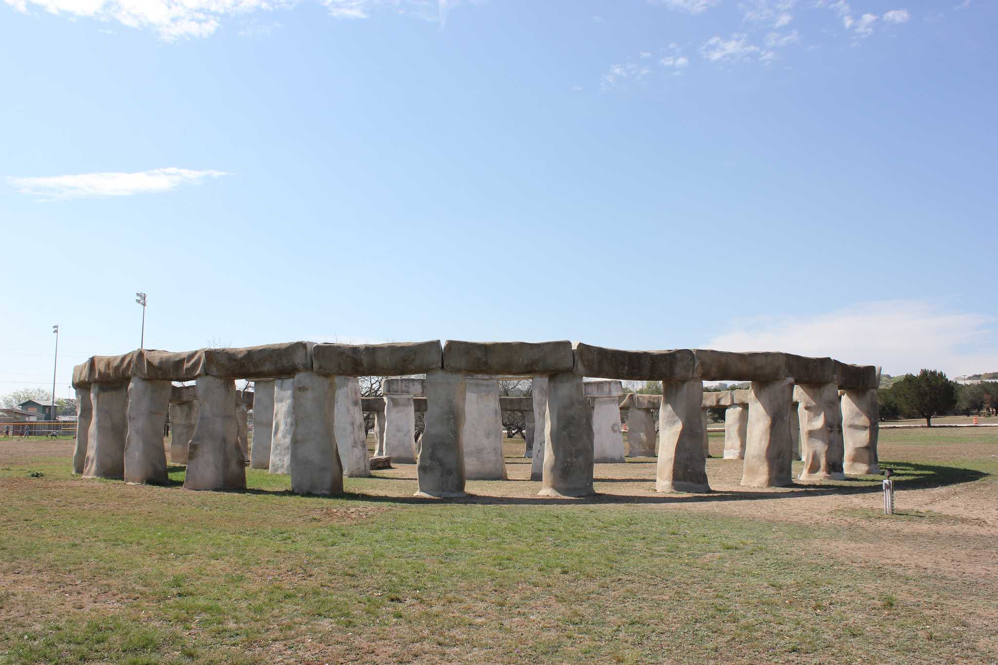 在 从 san-antonio-texas-us 到 midland-us 的途中，参观 Stonehenge II at the Hill Country Arts Foundation ，通过 Daytrip