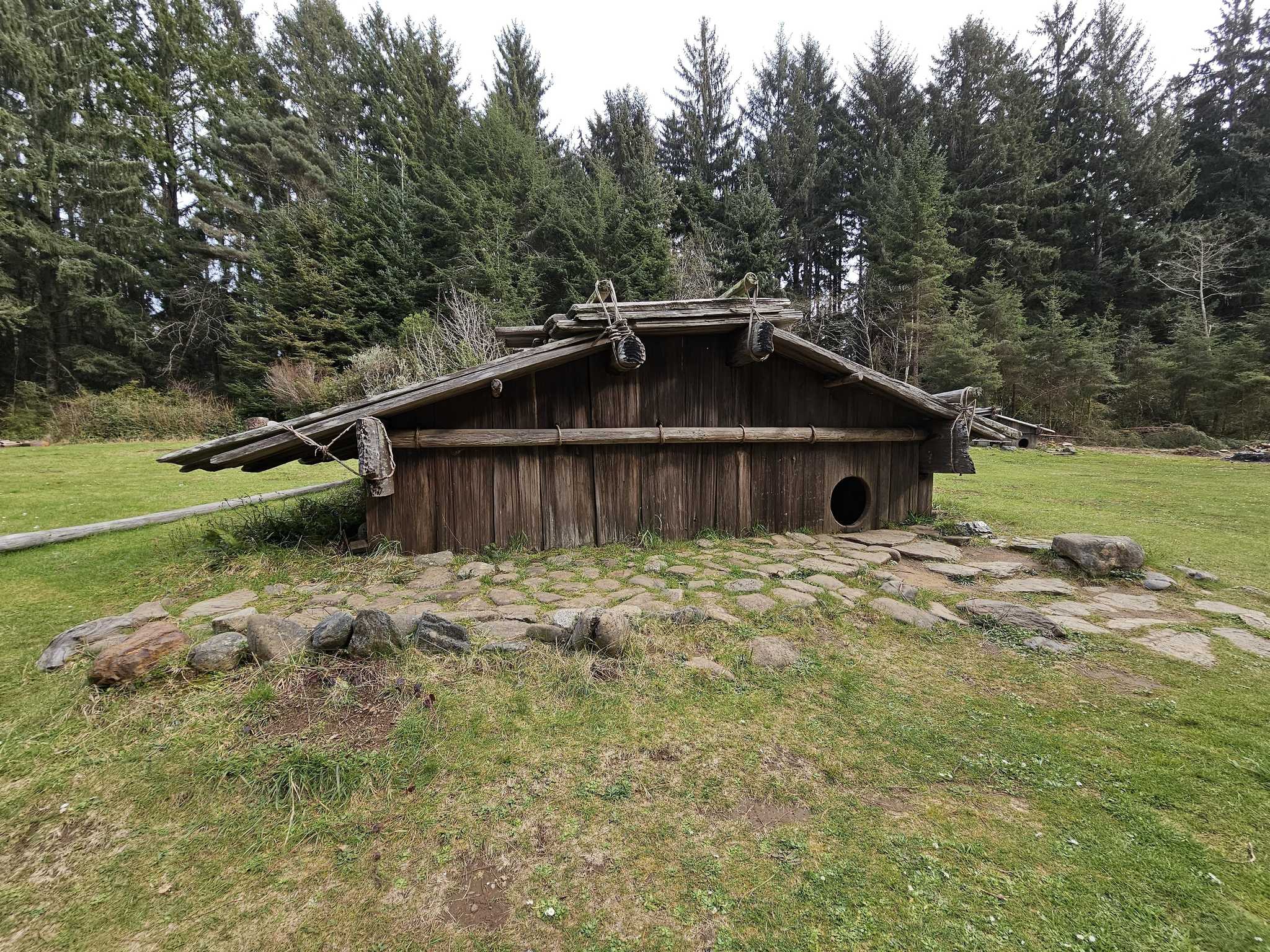 Visitar Sumeg Village en el camino de mckinleyville-ca-us a crescent-city-ca-us con Daytrip