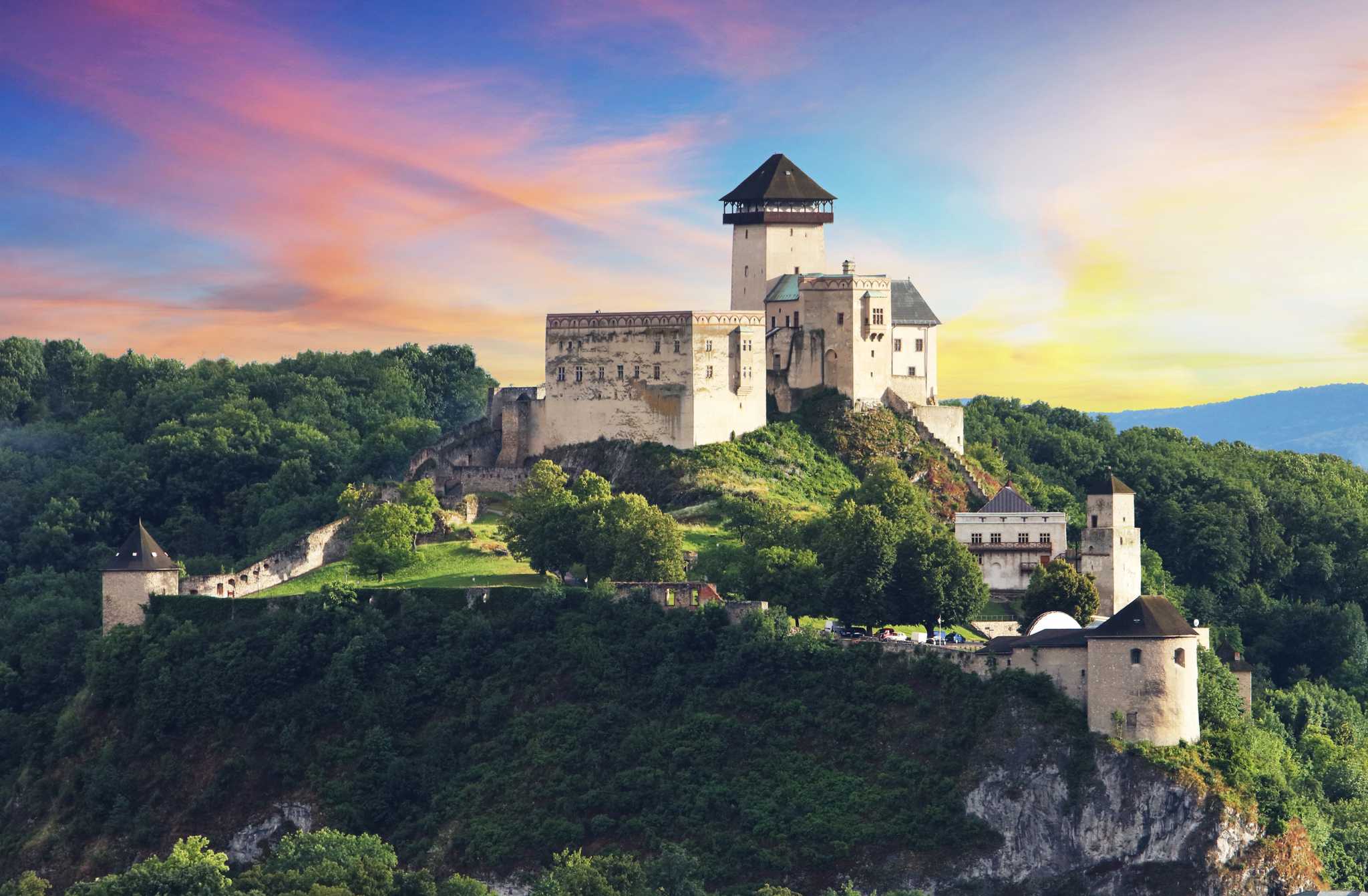 Servicios de traslado en coche privado en Trencin - vista panorámica de Trencin en Eslovaquia