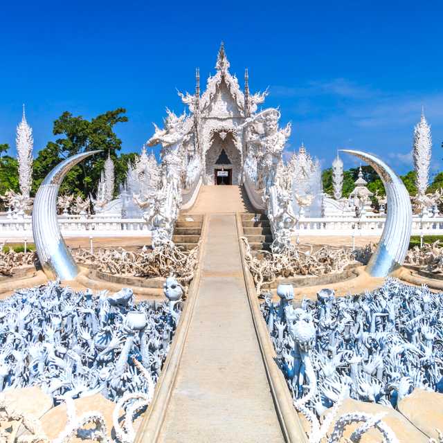 Chiang Mai to White Temple and Lamphun Beacon: Day trip