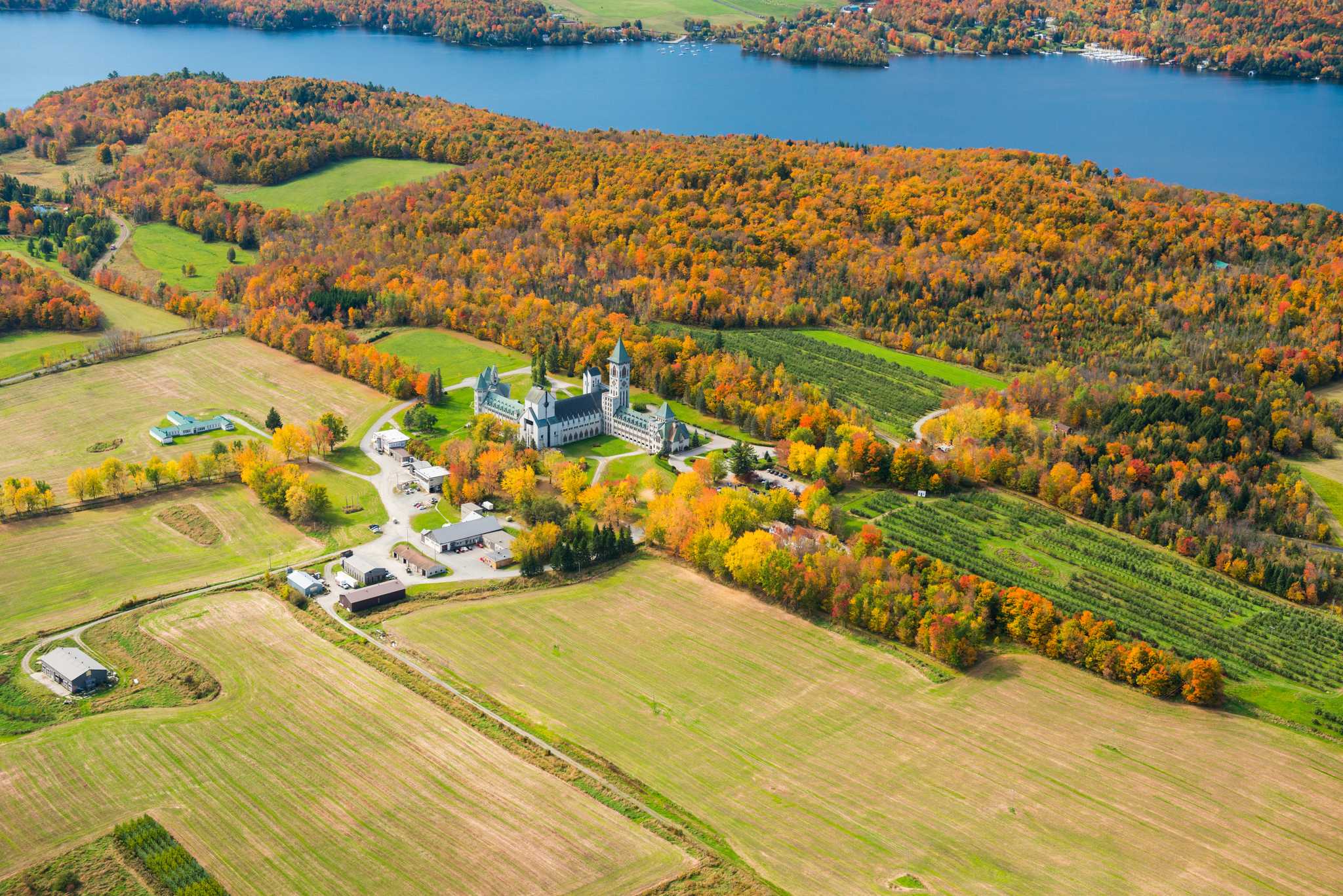 Visitez Abbaye de Saint-Benoit-du-Lac sur le chemin de montreal-qc-ca à portland-me-us avec Daytrip
