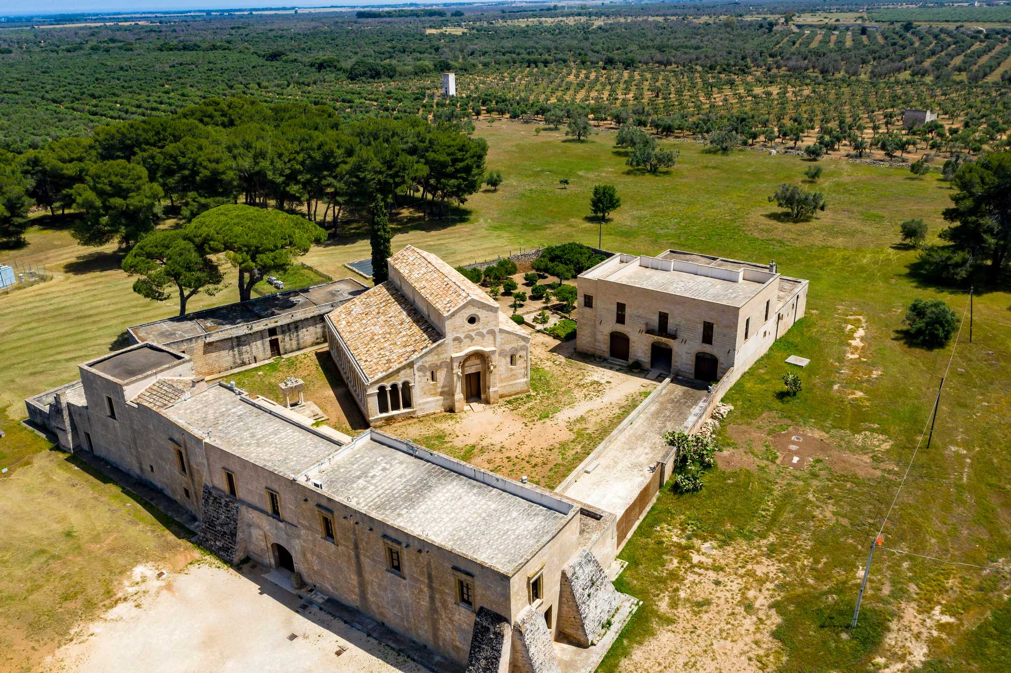 Servicios de traslado en coche privado en Abbazia di Santa Maria di Cerrate - vista panorámica de Abbazia di Santa Maria di Cerrate en Italia