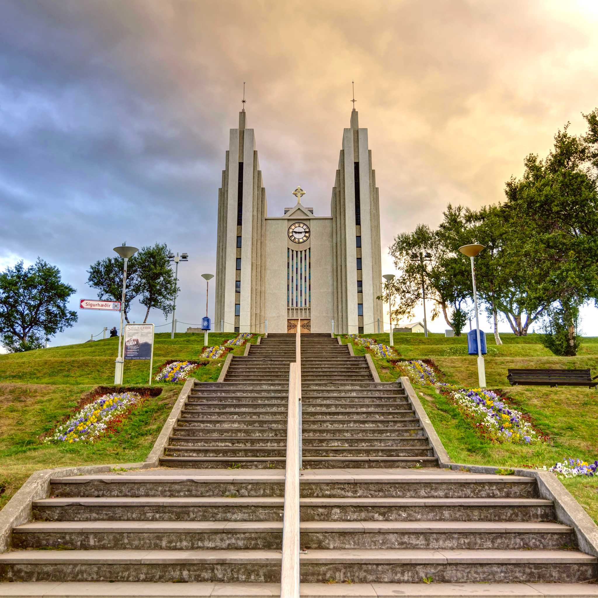 Private car transfers in Iceland from Akureyri