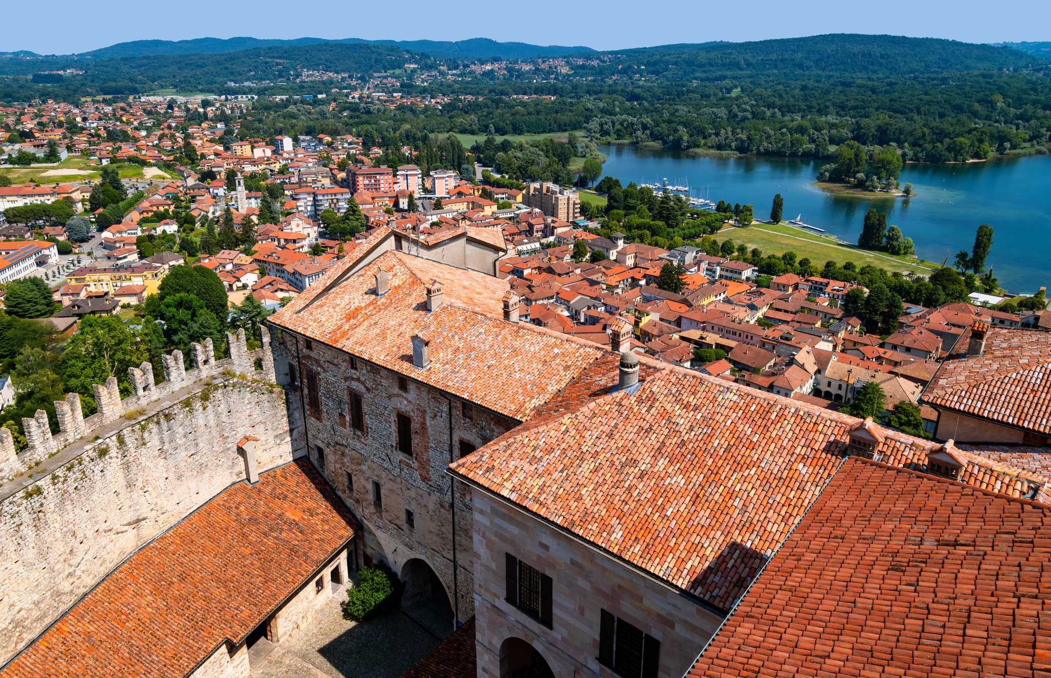 Parada no itinerário em Angera em viagem particular de um dia a partir de Como City