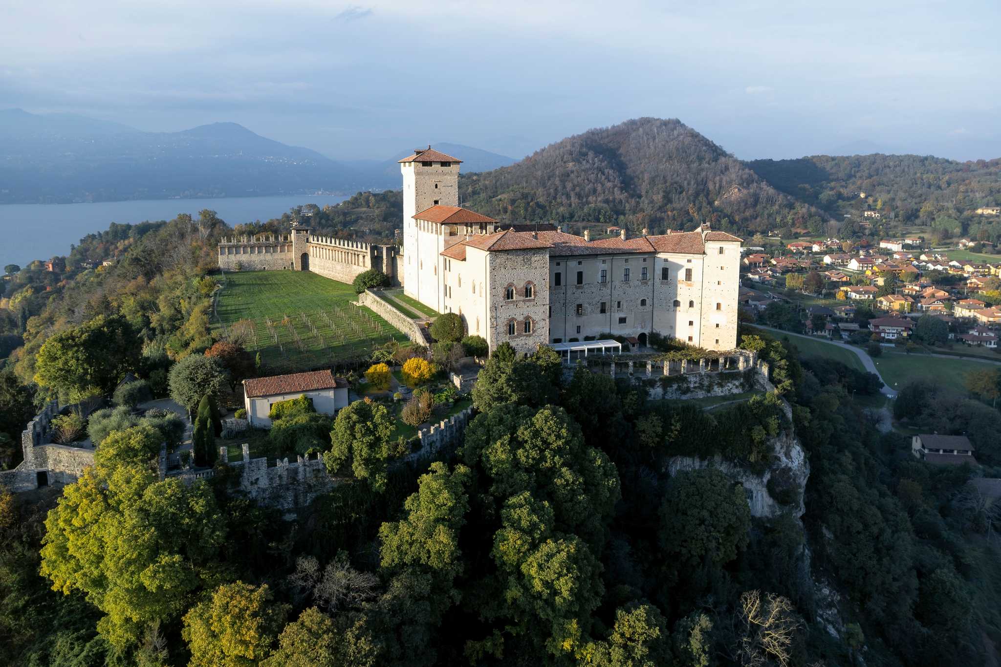 Parada no itinerário em Angera em viagem particular de um dia a partir de Como City