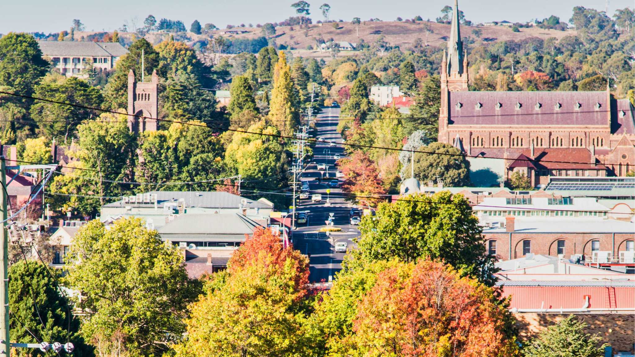 यह आकर्षक शहर अपने भोजन और रंगीन शरद ऋतु के पत्तों के लिए प्रसिद्ध है।