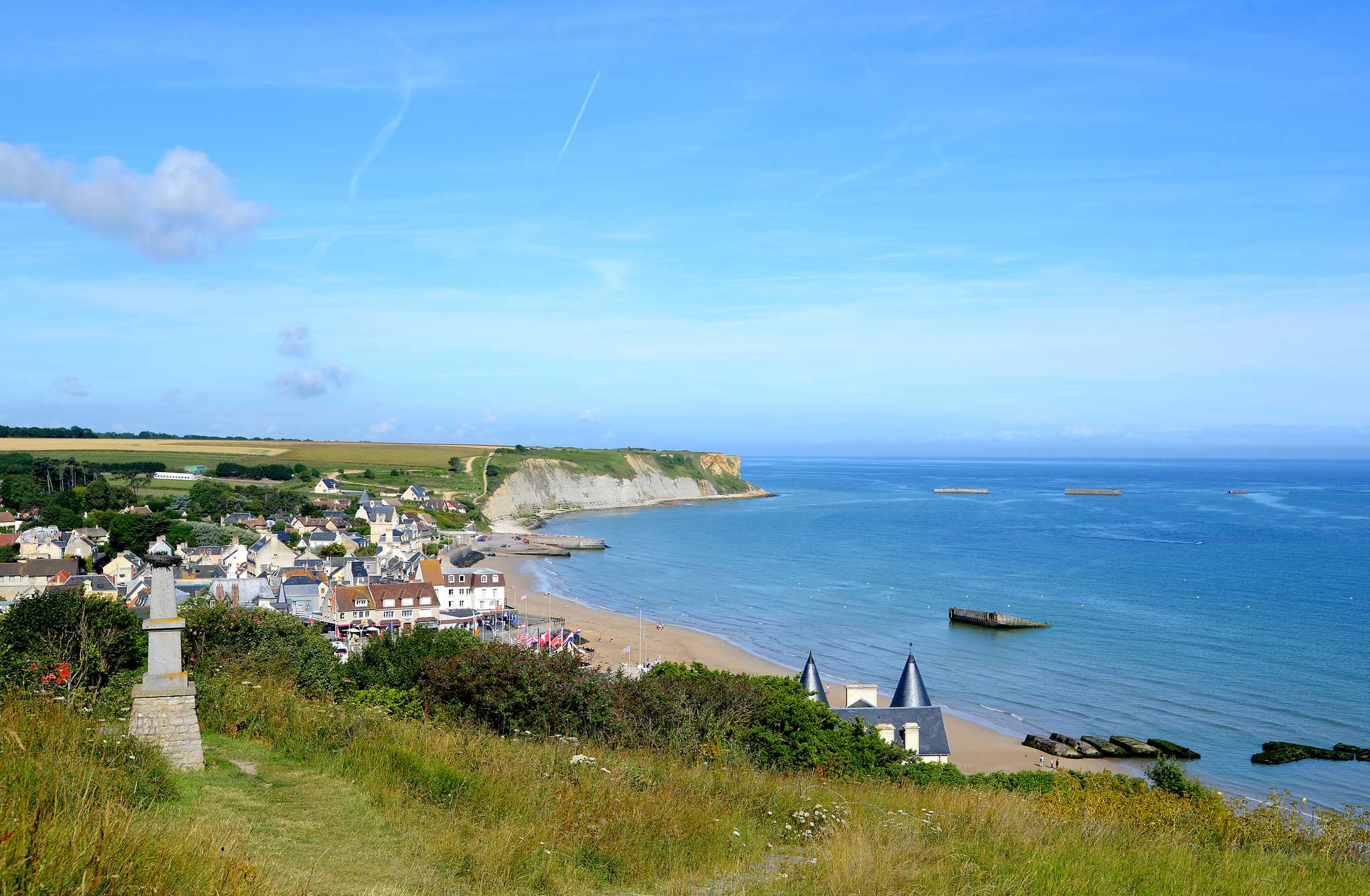 Blocos de concreto gigantes espalhados pela costa preservam a história notável do porto artificial que ajudou a libertar a Europa.