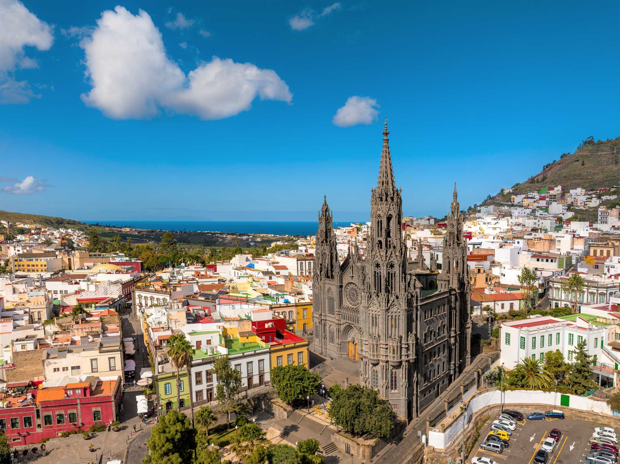 Conhecida por sua rica história, arquitetura deslumbrante e cena cultural vibrante, Arucas convida os visitantes a voltarem no tempo e explorarem sua beleza atemporal.