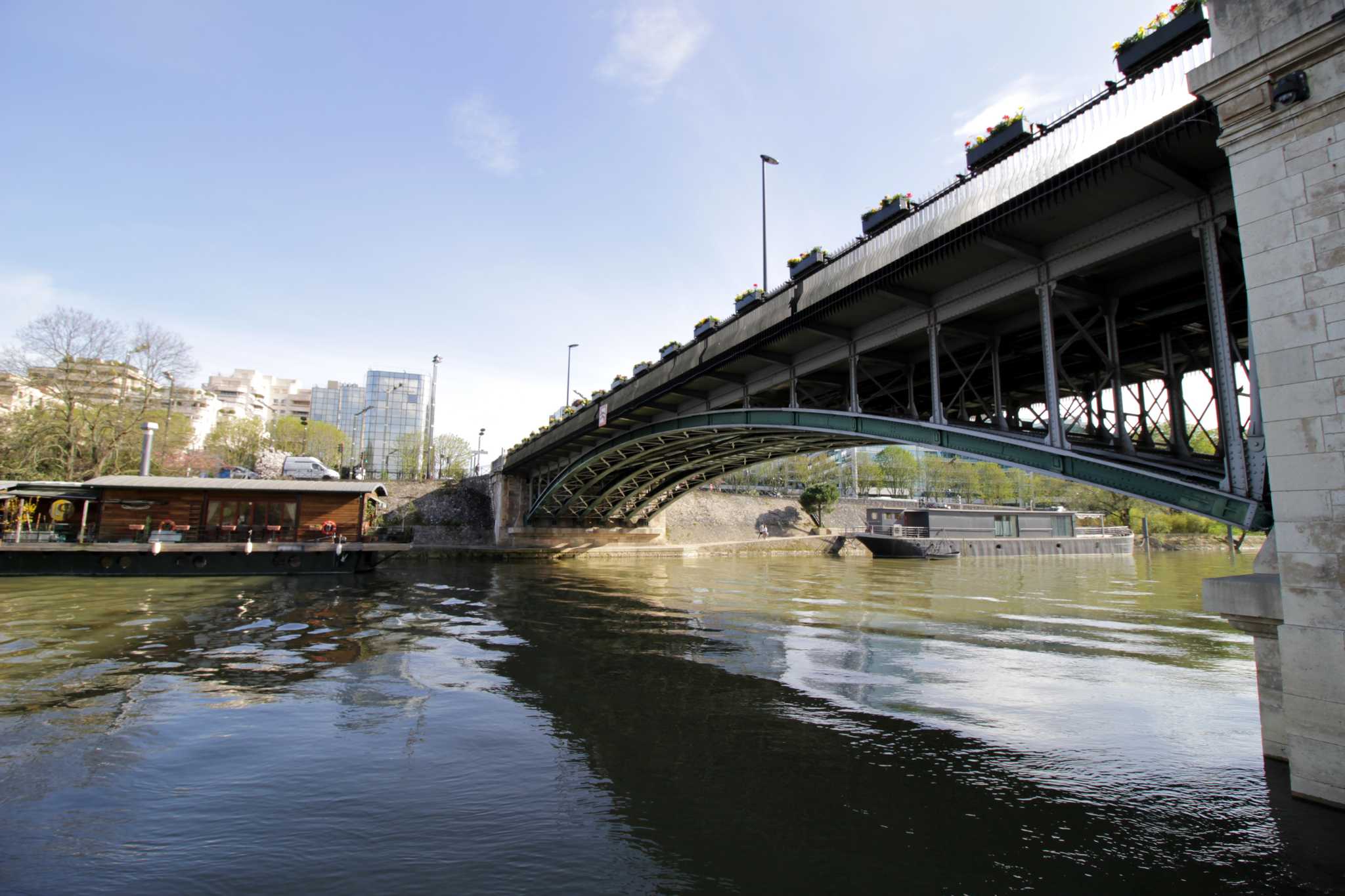 Paris 에서 출발하는 개인적인 하루 여행 중 Asnieres Bridge 일정 정지