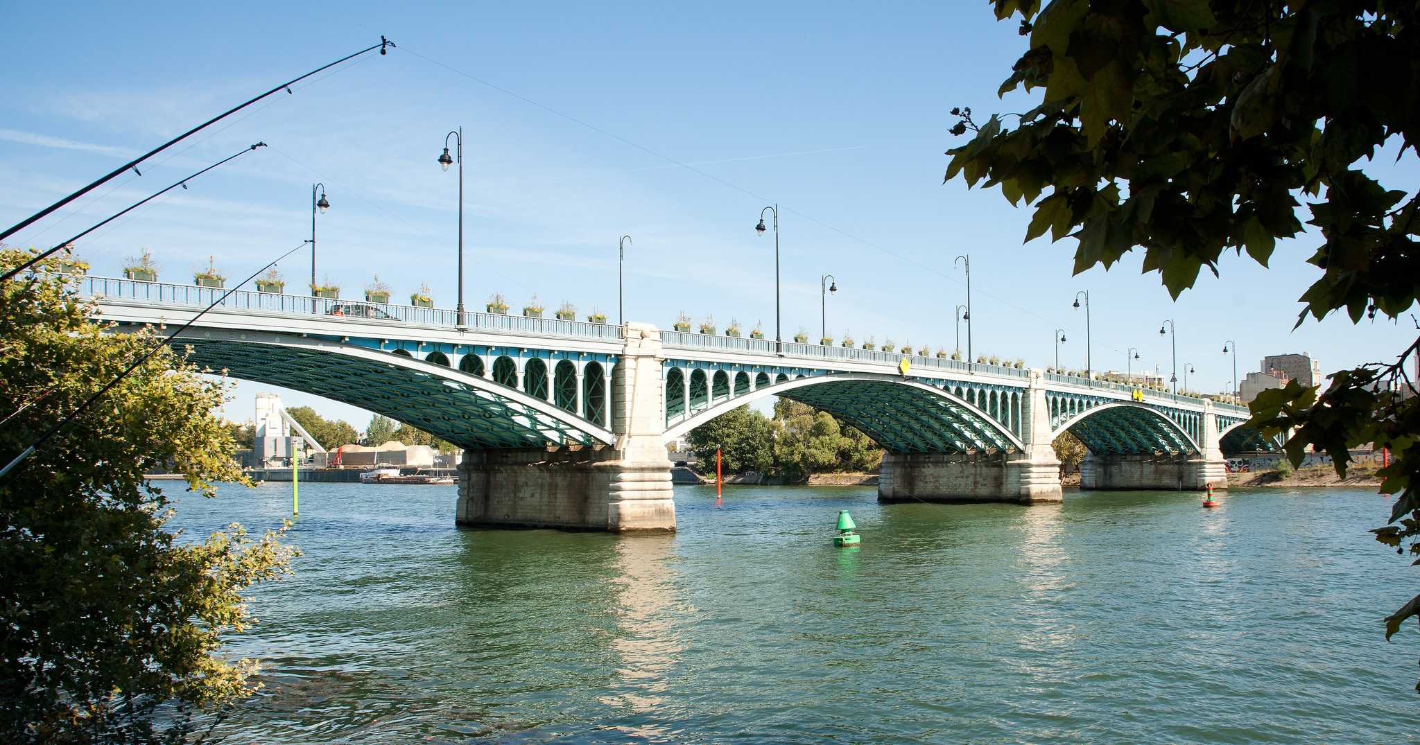 Paris 에서 출발하는 개인적인 하루 여행 중 Asnieres Bridge 일정 정지