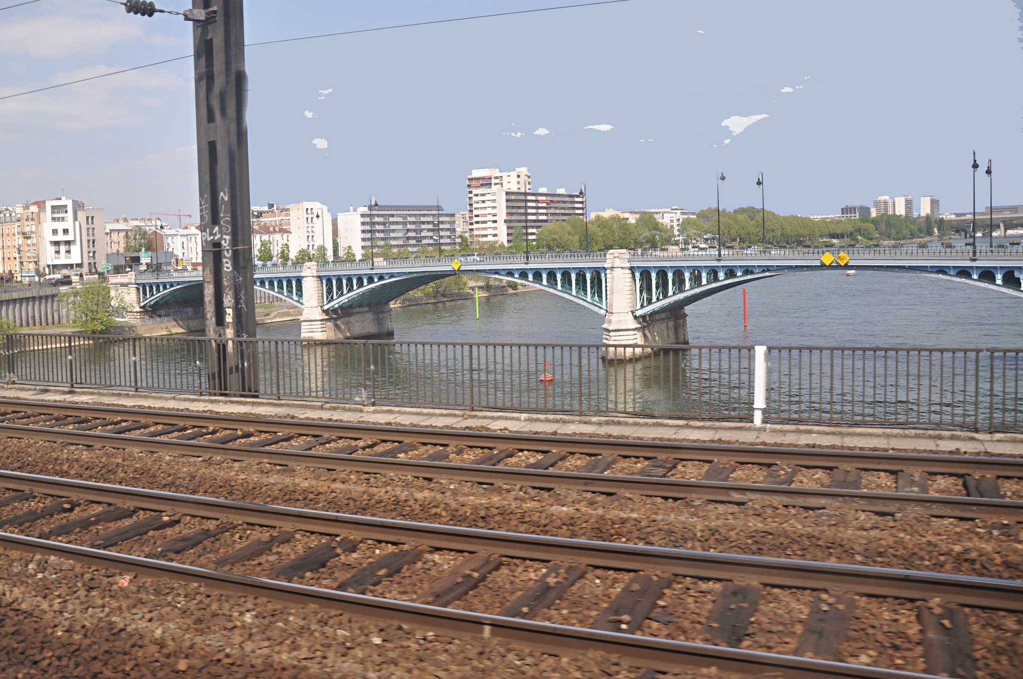 Paris 에서 출발하는 개인적인 하루 여행 중 Asnieres Bridge 일정 정지