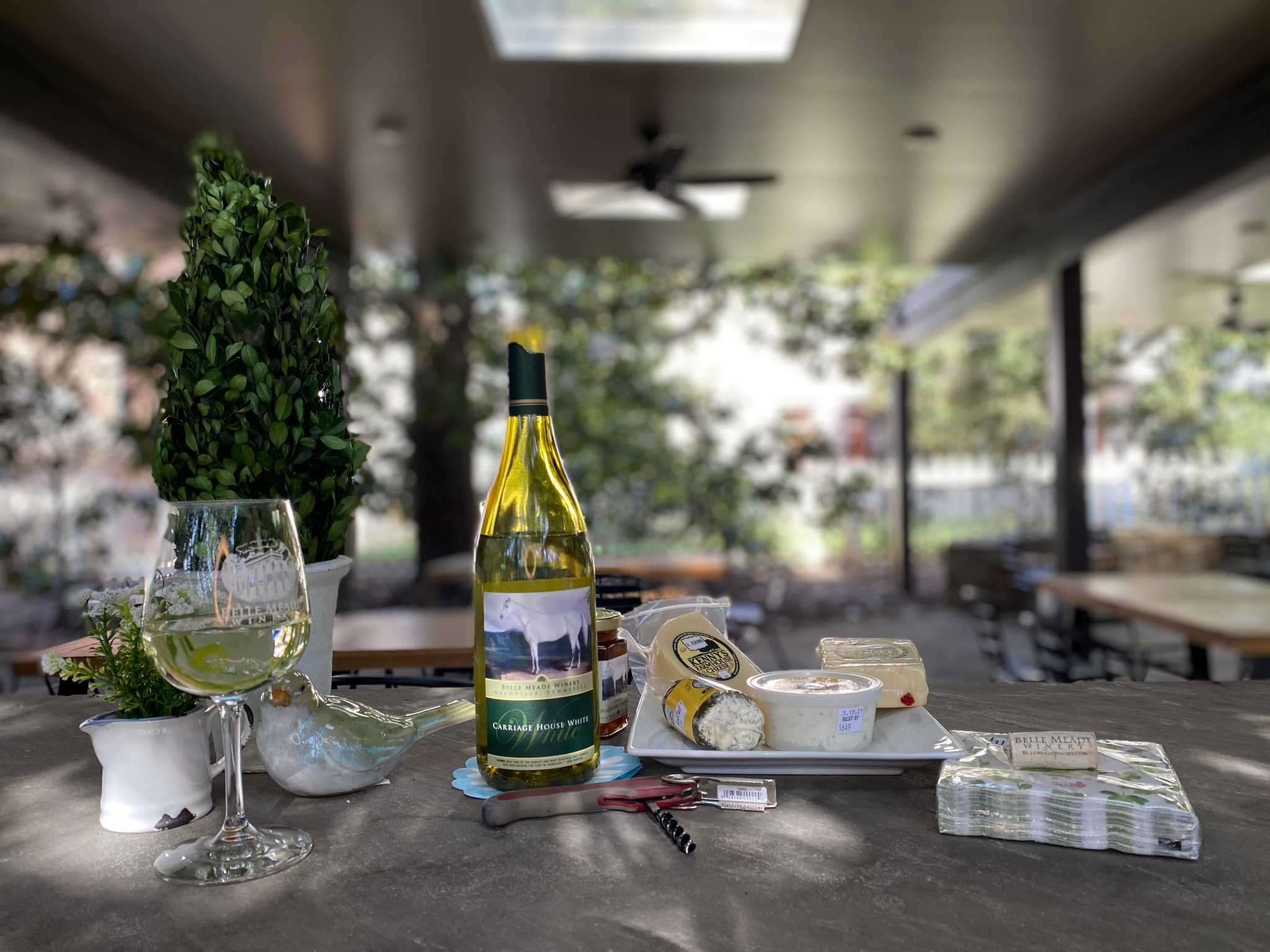 在 从 jacksonville-fl-us 到 evansville-in-us 的途中，参观 Belle Meade Historic Site & Winery ，通过 Daytrip