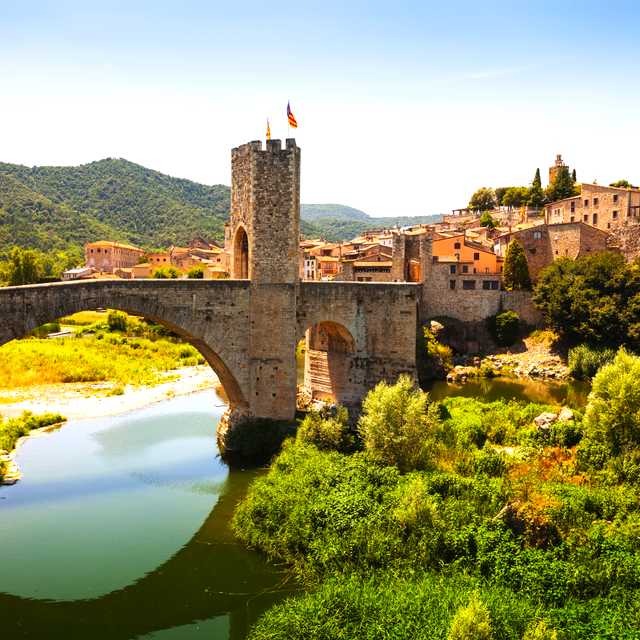 Barcelona Airport to Girona and Besalu: Private day trip
