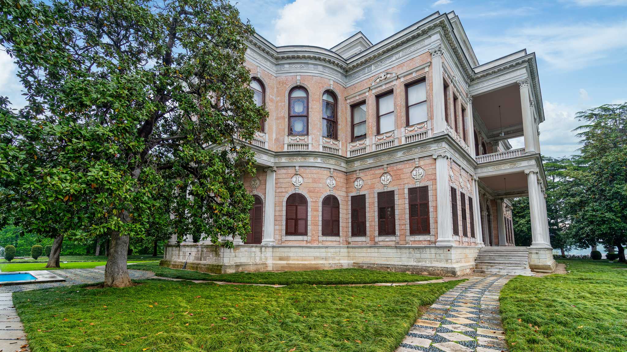 Arrêt de l'itinéraire à Beykoz Mecidiye Pavilion lors d'une excursion privée d'une journée depuis Istanbul