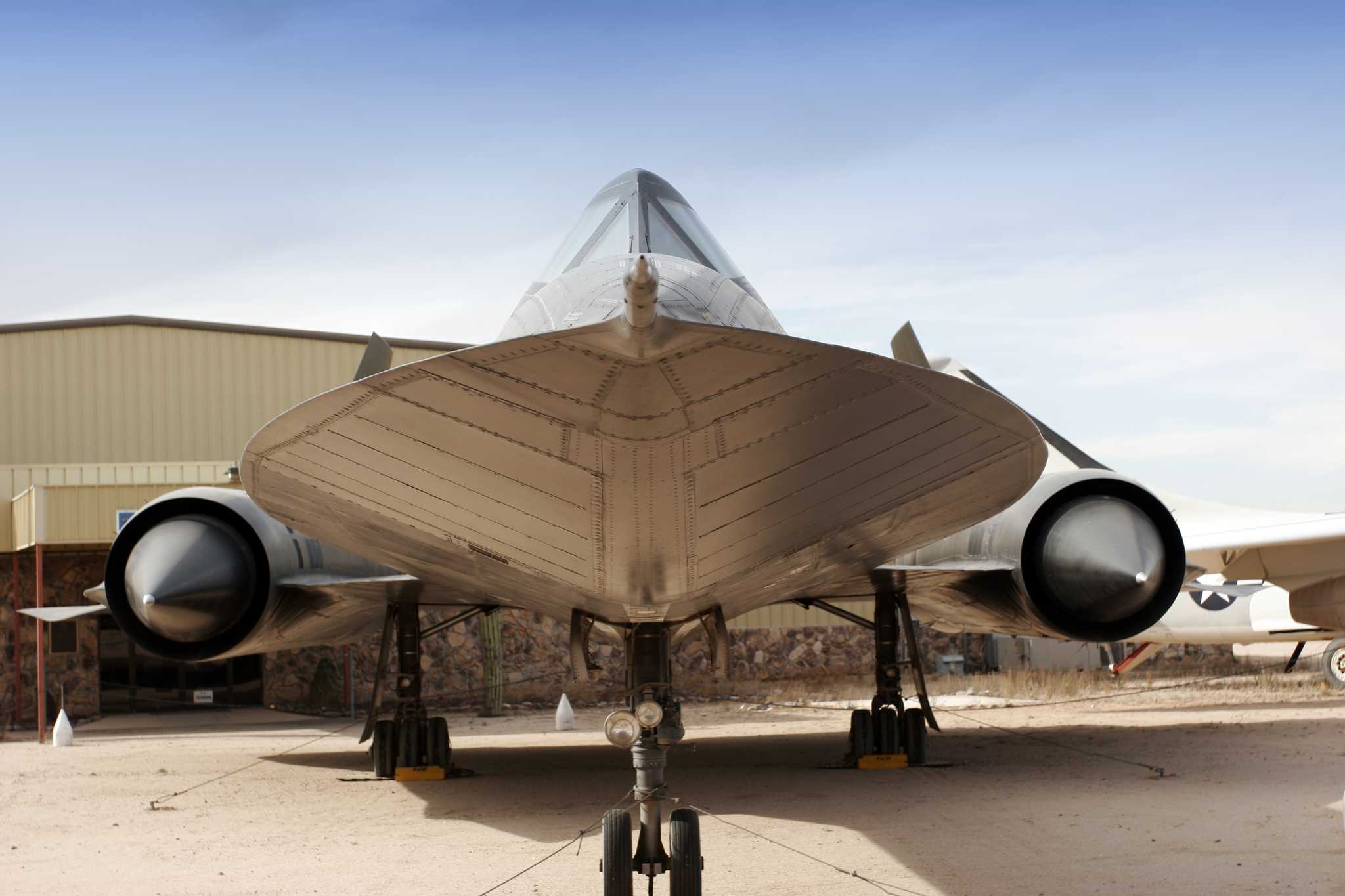 在 从 orange-ca-us 到 mammoth-lakes-ca-us 的途中，参观 Blackbird Airpark ，通过 Daytrip