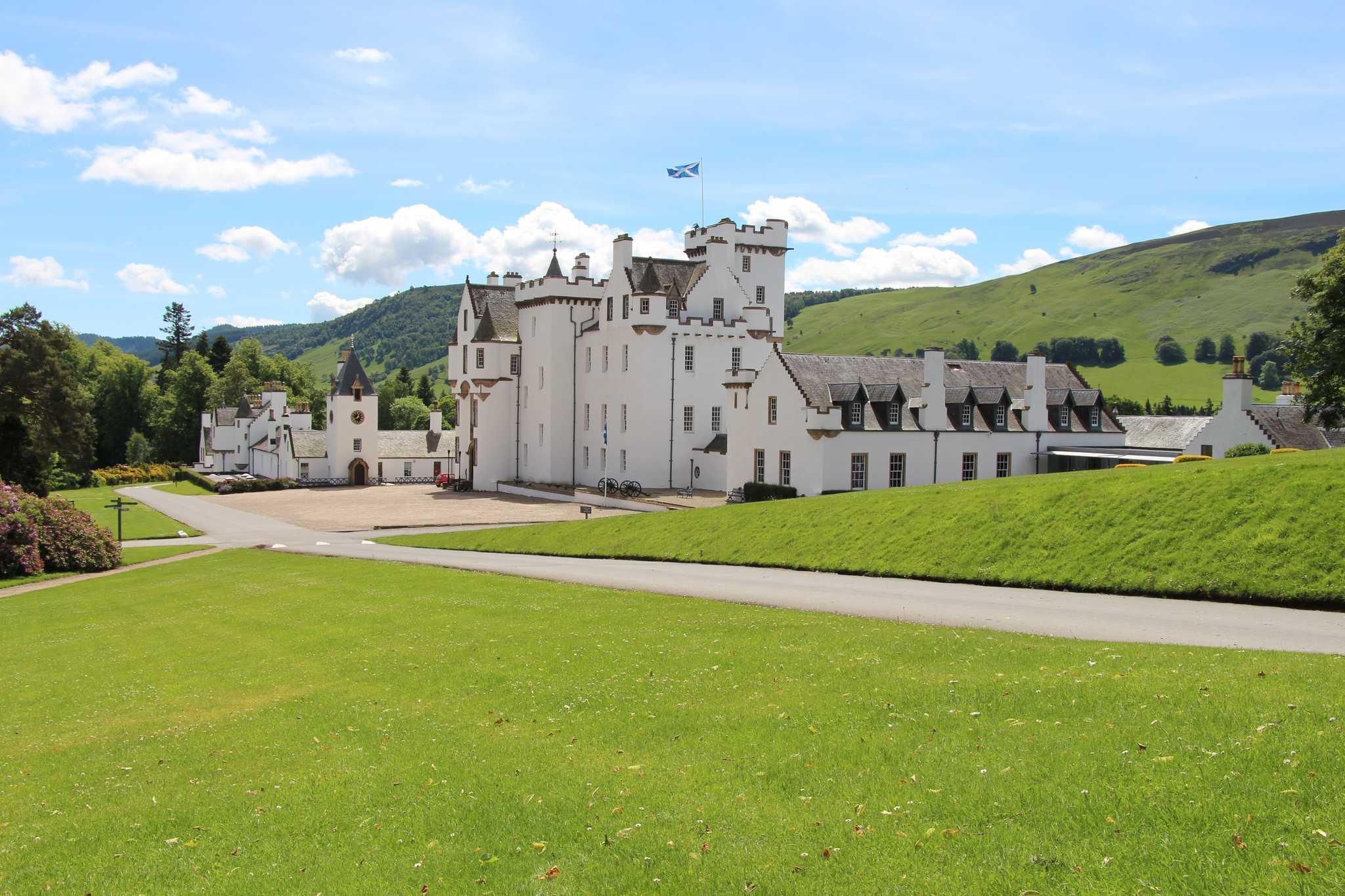 Resplan stopp vid Blair Castle and Hercules Gardens på privat dagsutflykt från Edinburgh