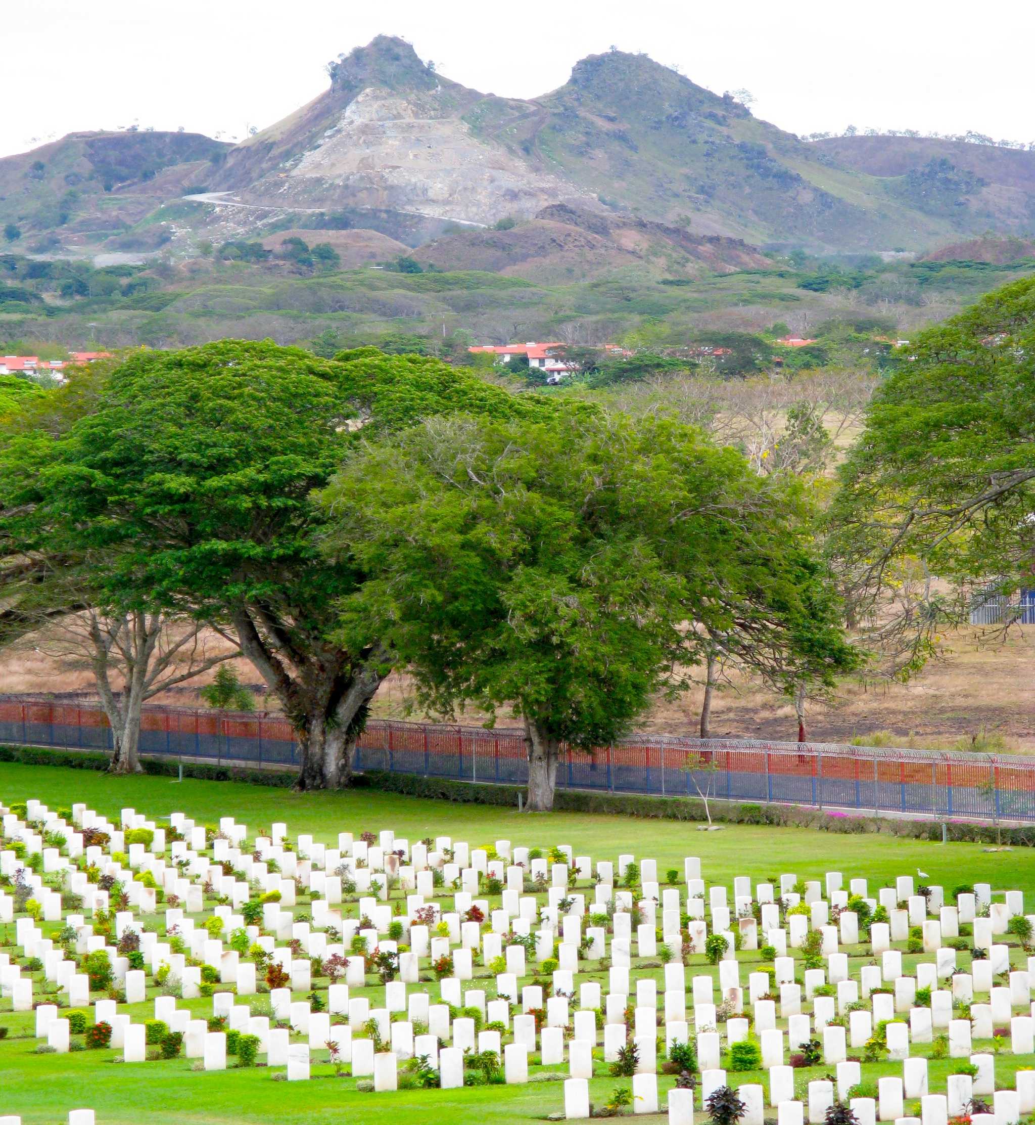 在 从 port-moresby-pg 到 owers-corner-pg 的途中，参观 Bomana War Cemetery ，通过 Daytrip