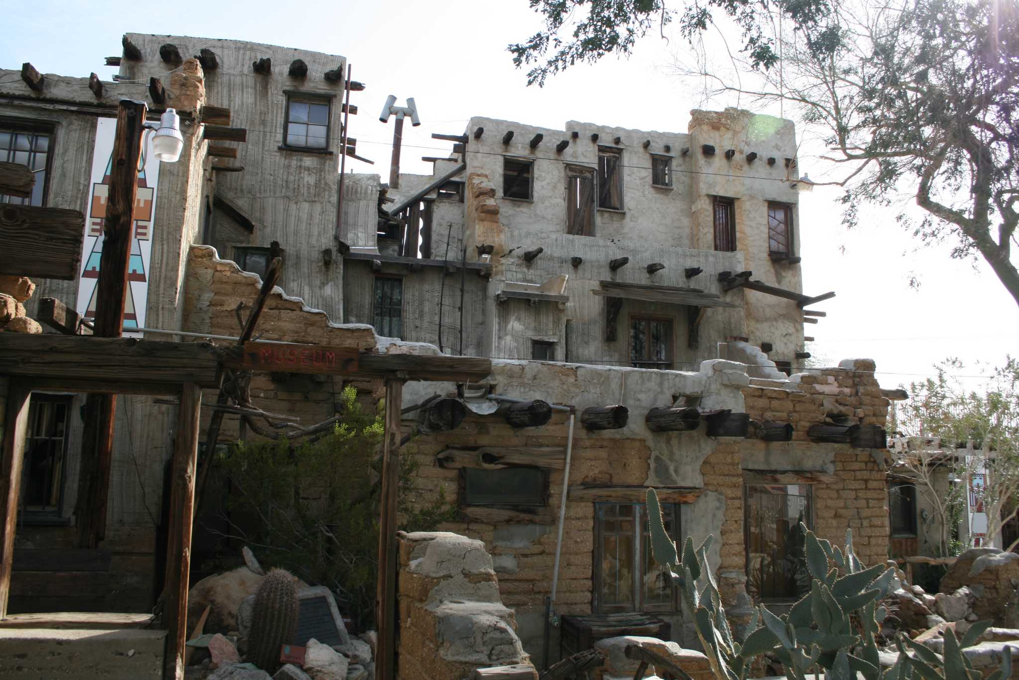 在 从 corona-ca-us 到 joshua-tree-ca-us 的途中，参观 Cabot's Pueblo Museum ，通过 Daytrip