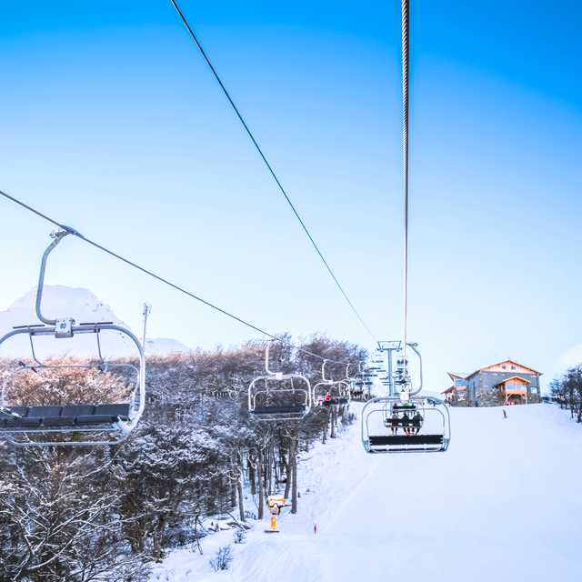 Ushuaia to Cerro Castor Skiing and Laguna Esmeralda Day Trip