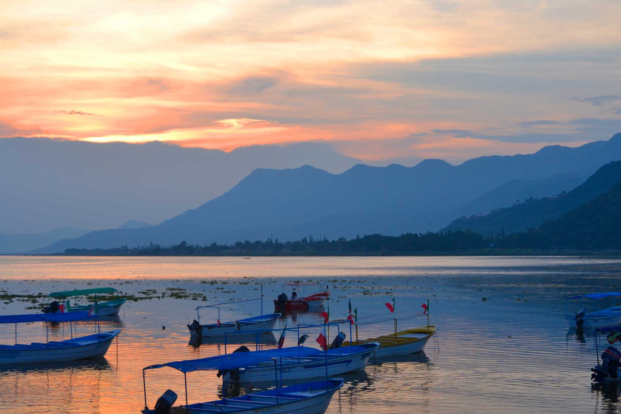 Guadalajara ์์ ์ถ๋ฐํ๋ ๊ฐ์ธ์ ์ธ ํ๋ฃจ ์ฌํ ์ค Chapala ์ผ์ ์ ์ง