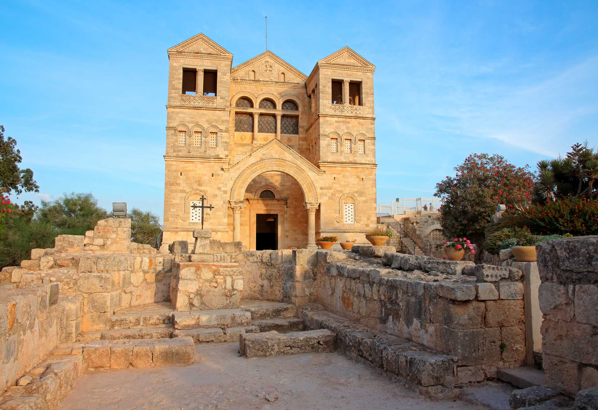 在 从 nazareth-il 到 tiberias-il 的途中，参观 Church of the Transfiguration ，通过 Daytrip